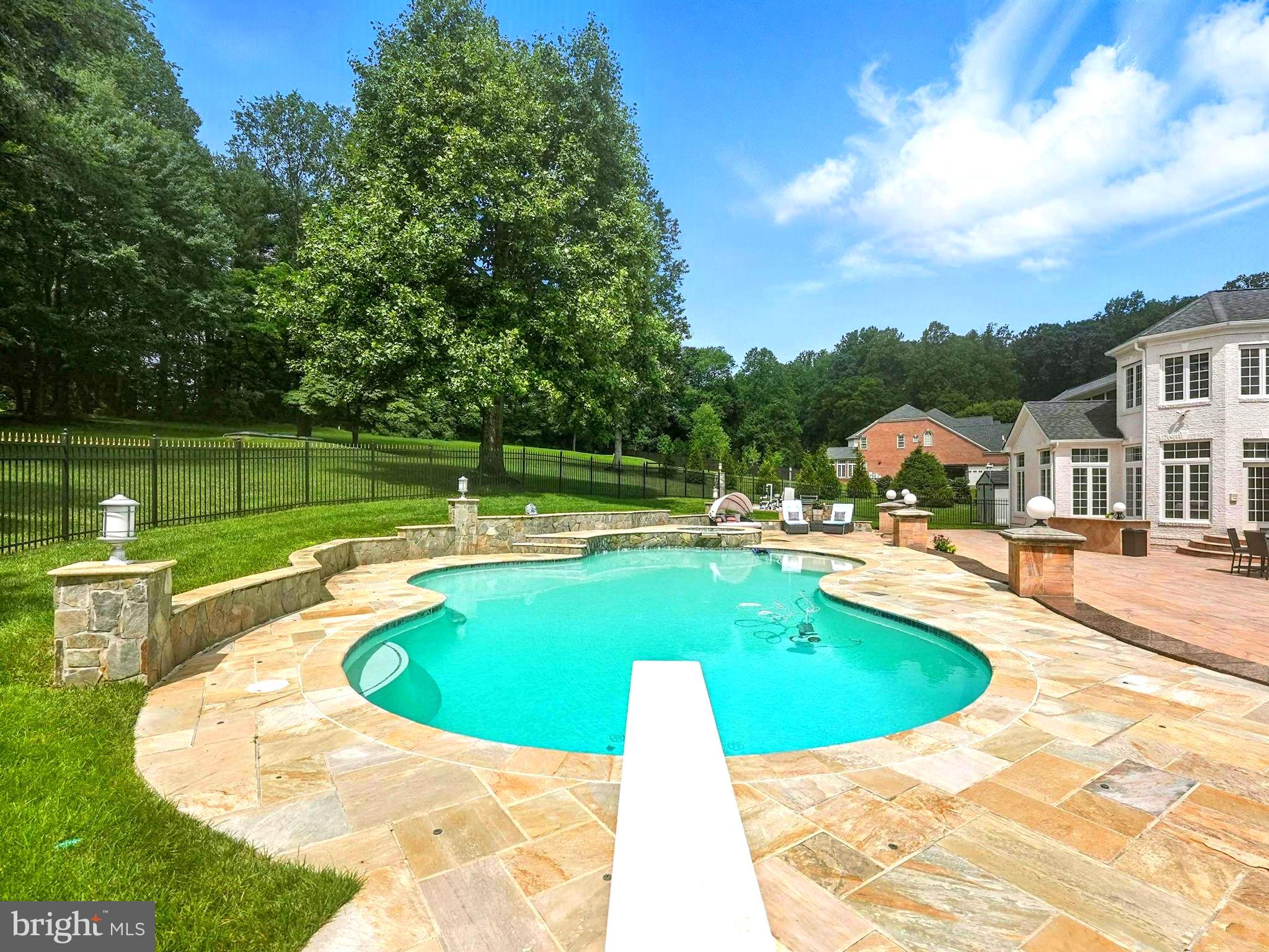 OAKTON HOLLOWS - Residential