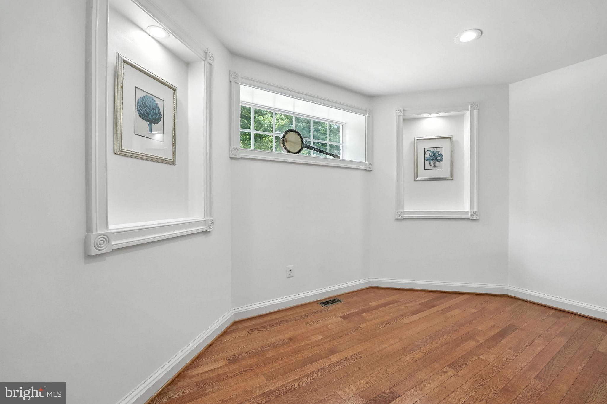 OAKTON HOLLOWS - Residential