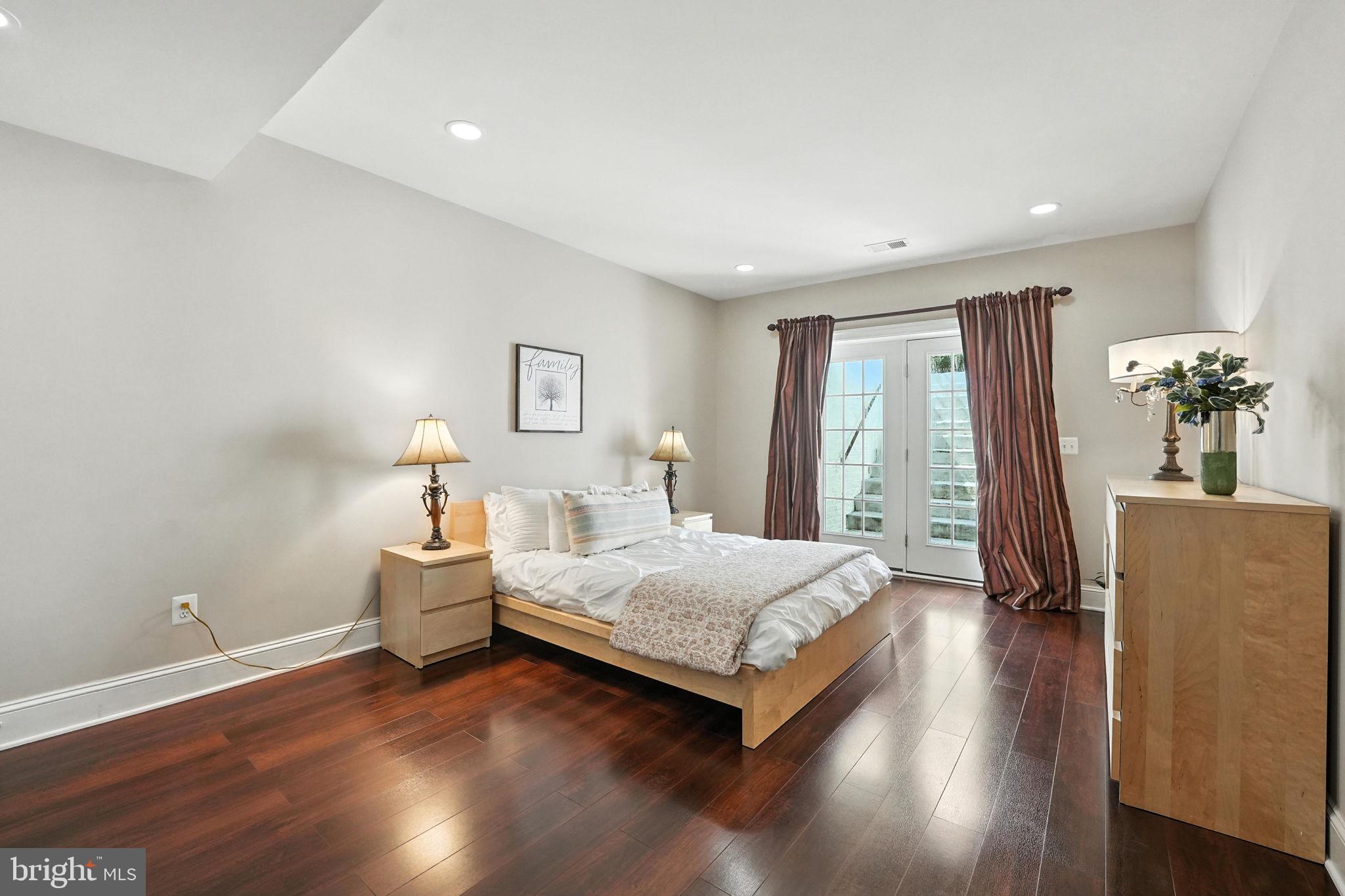 OAKTON HOLLOWS - Residential