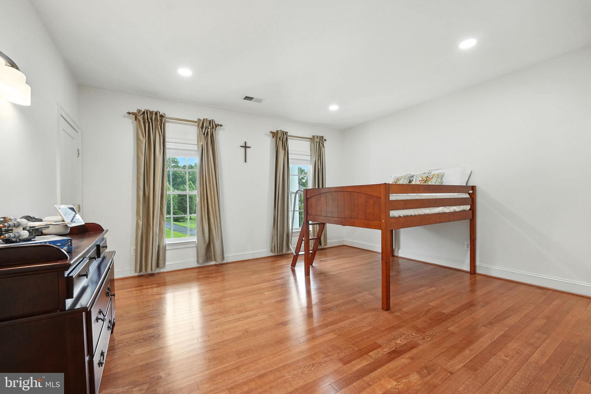 OAKTON HOLLOWS - Residential