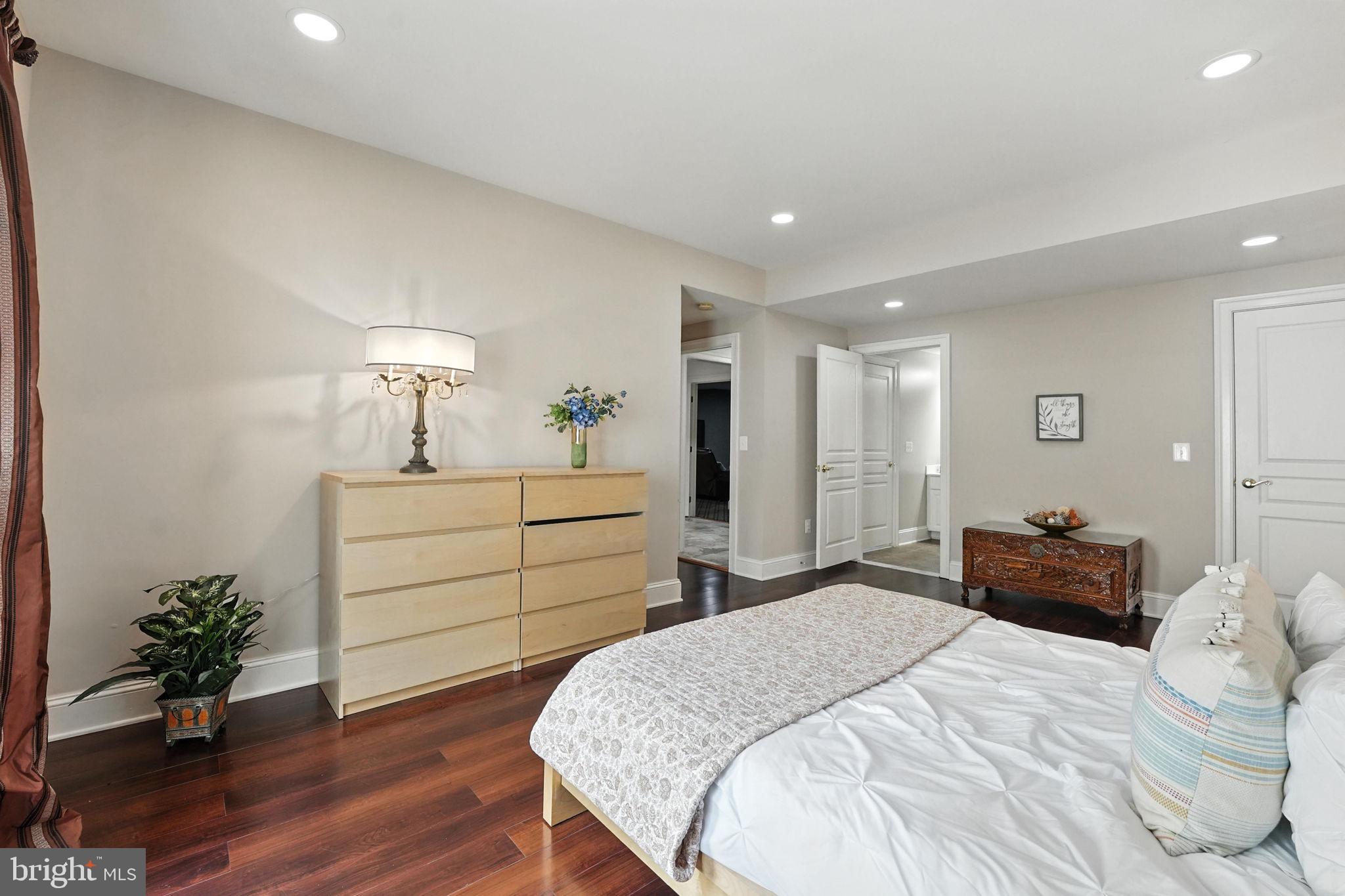 OAKTON HOLLOWS - Residential