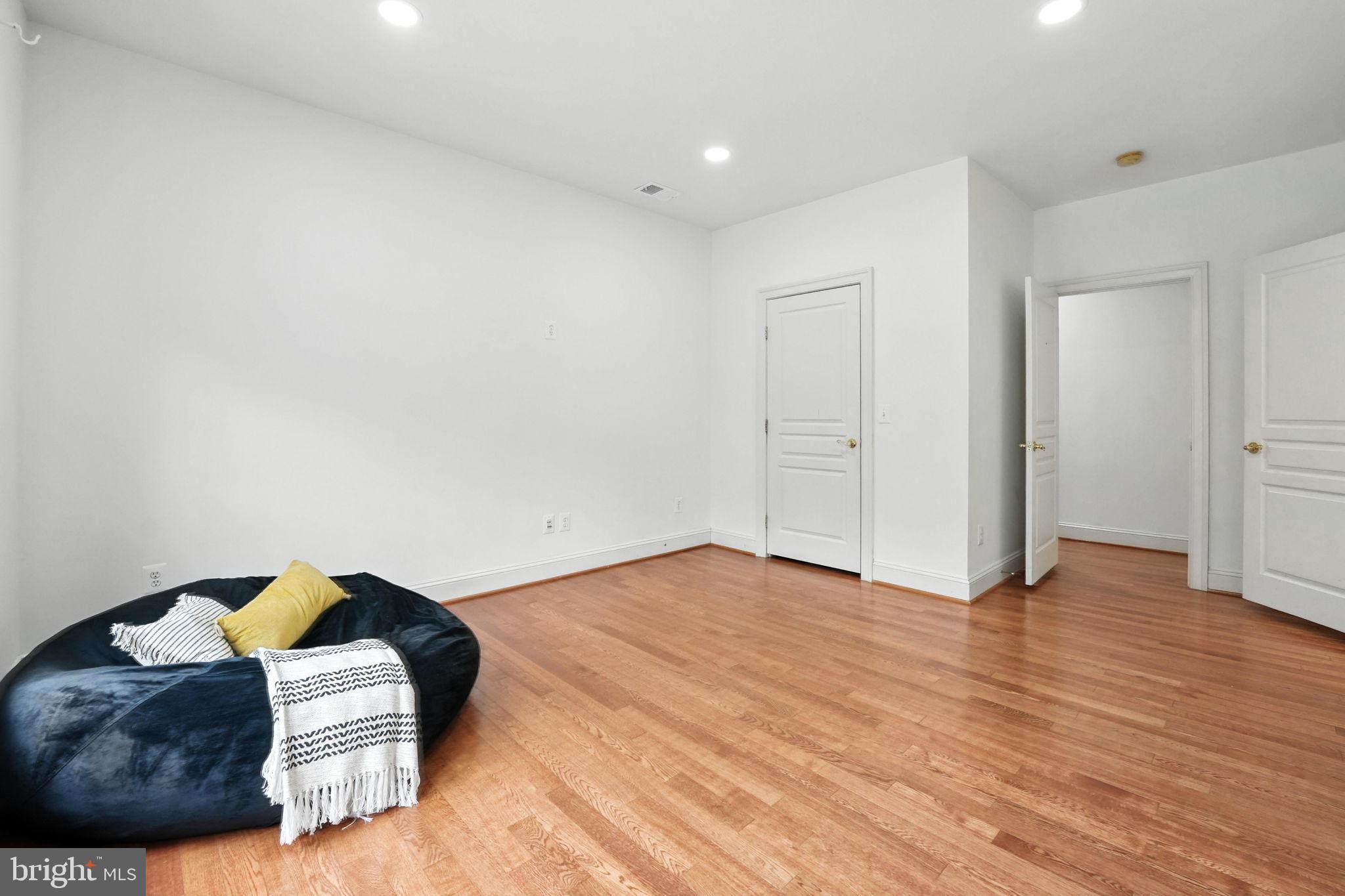 OAKTON HOLLOWS - Residential