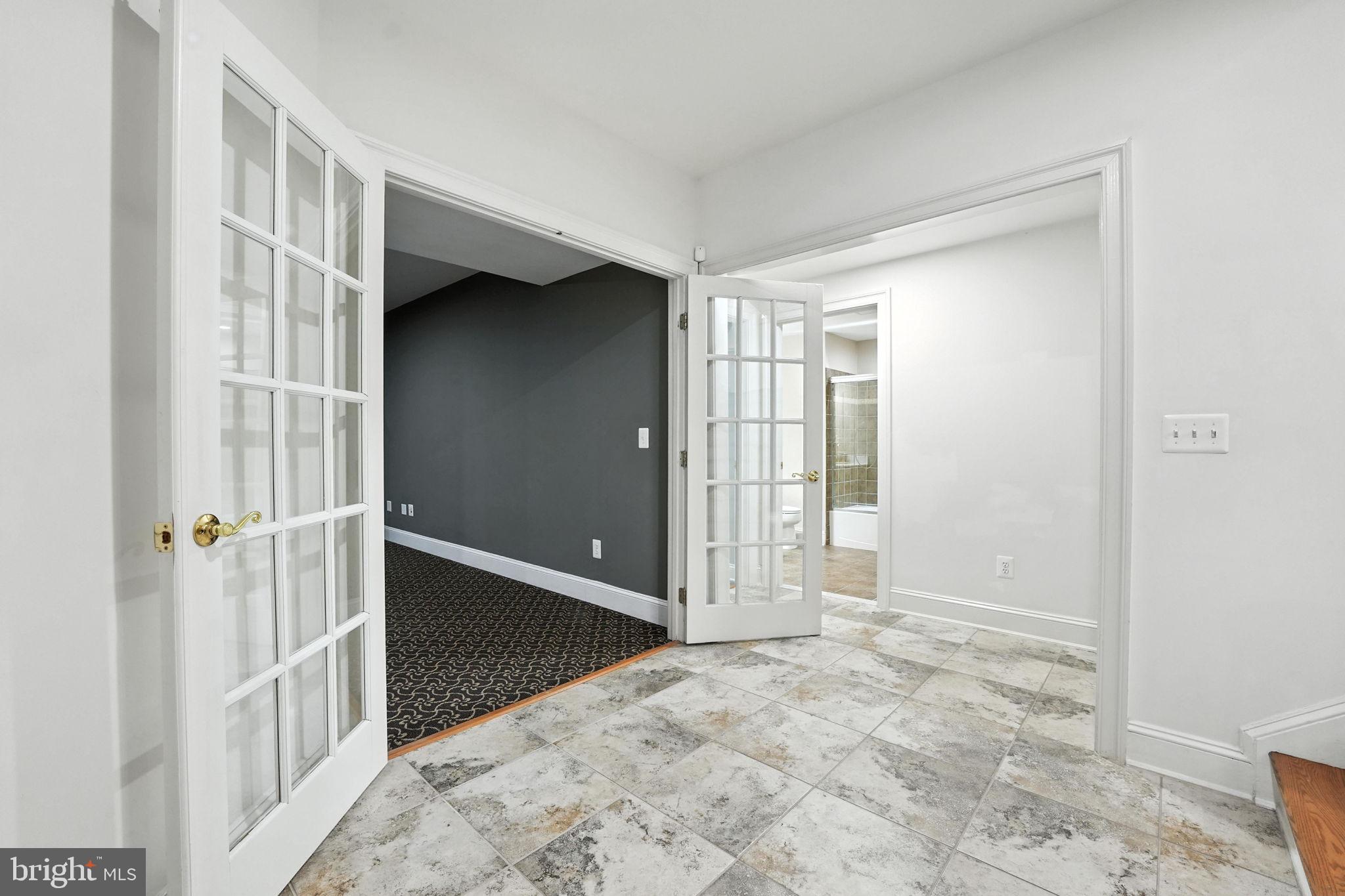 OAKTON HOLLOWS - Residential