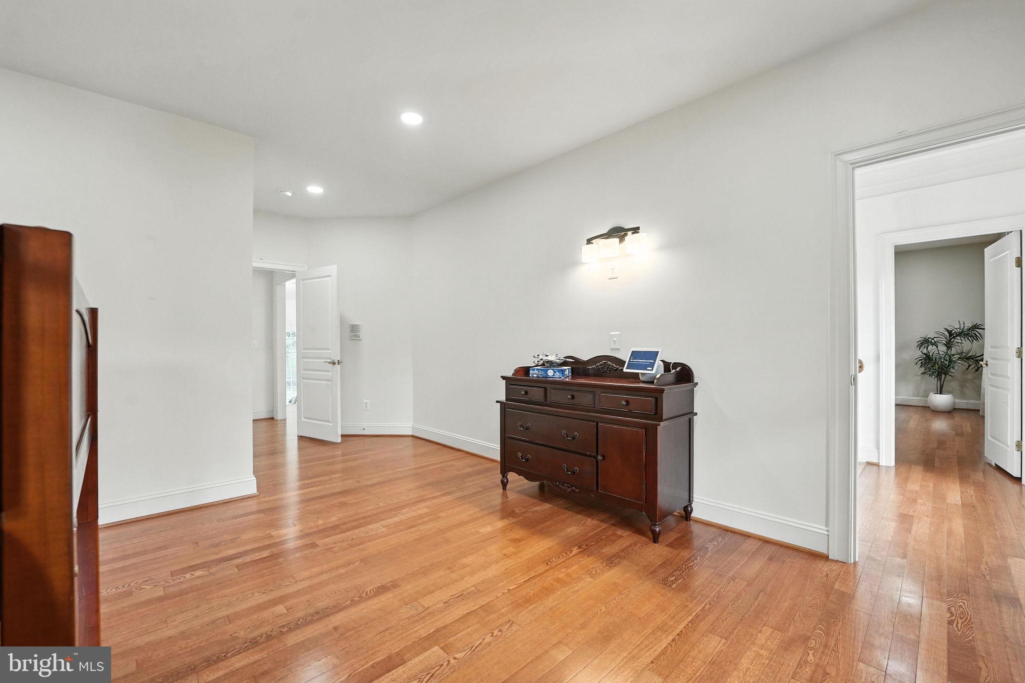 OAKTON HOLLOWS - Residential