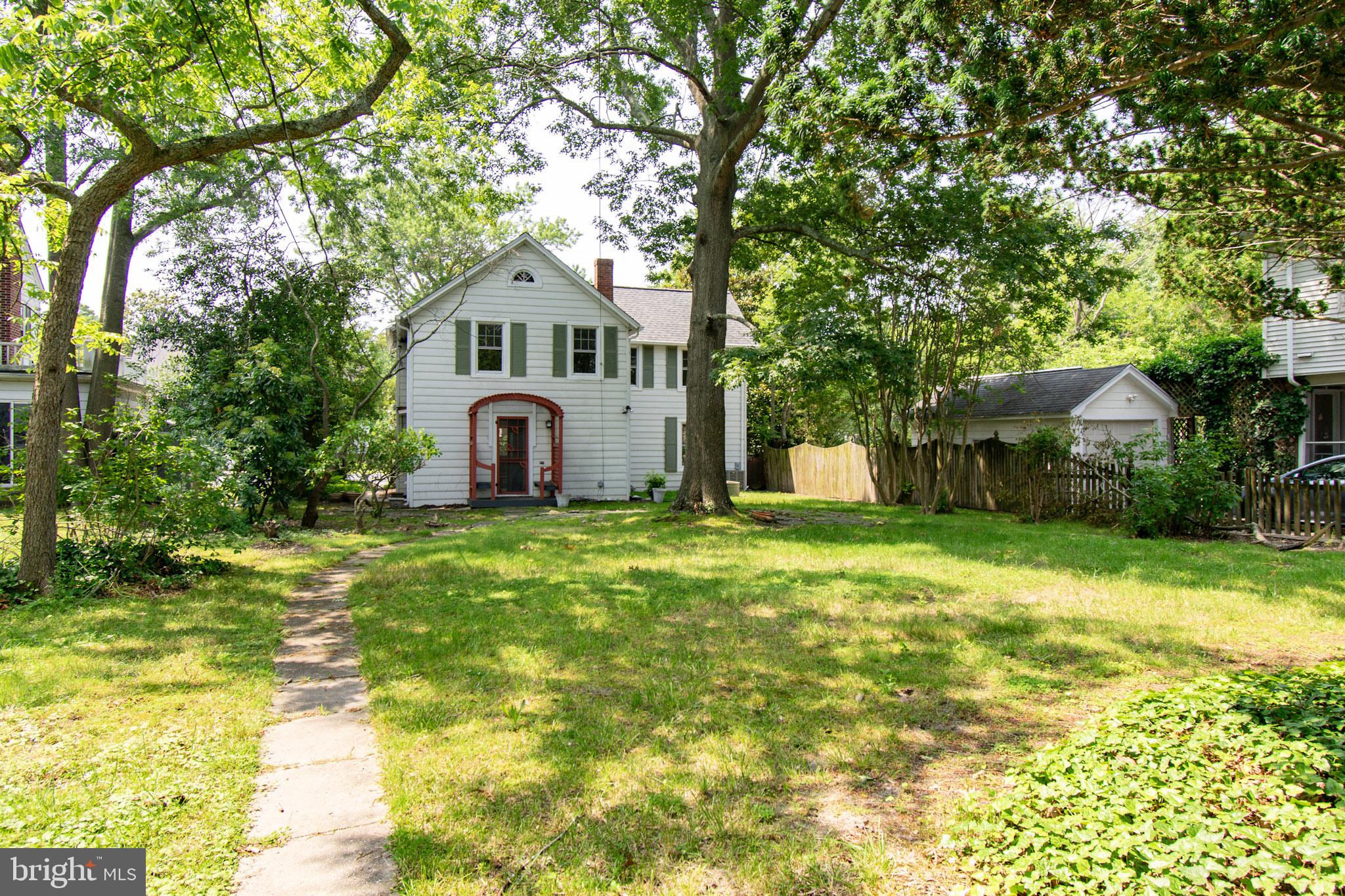 203 E EARLE AVENUE