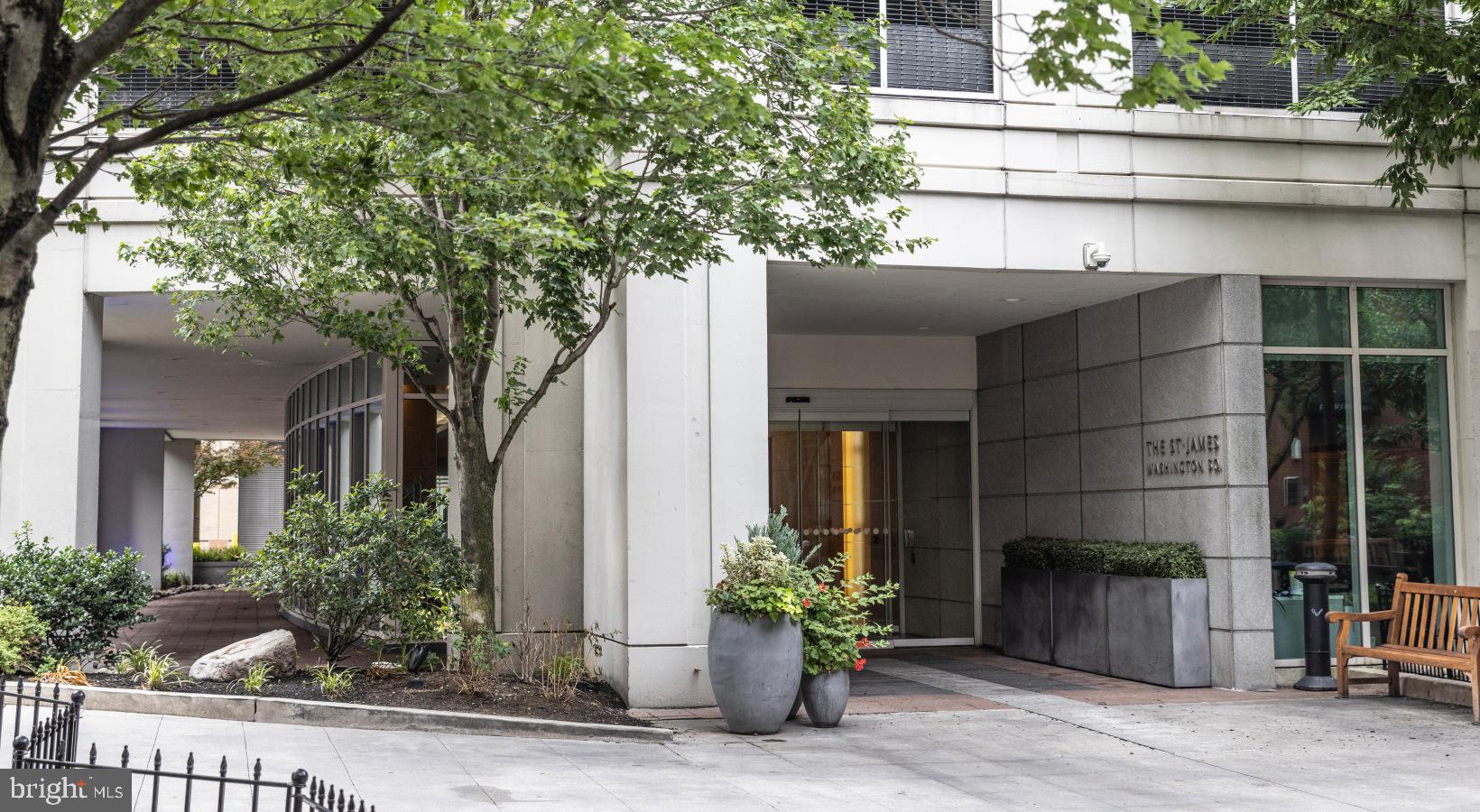 204 W WASHINGTON SQUARE 1802