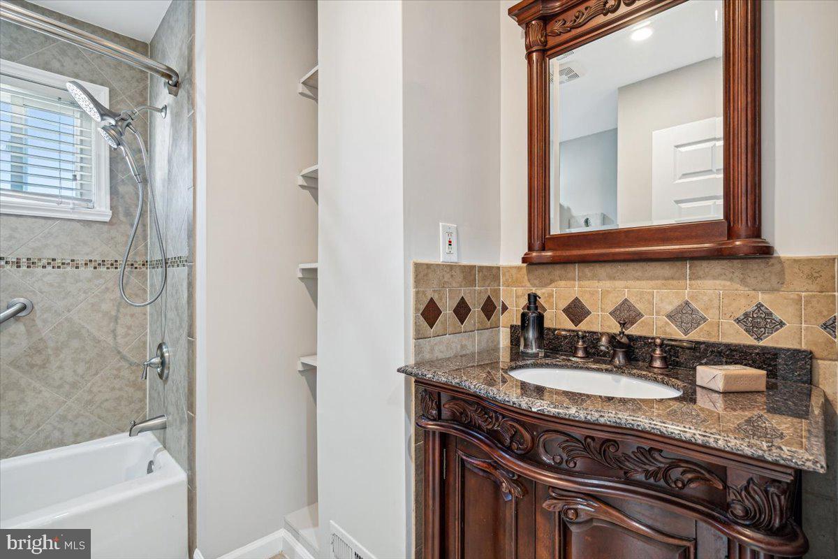 WINDSOR FARMS - Residential