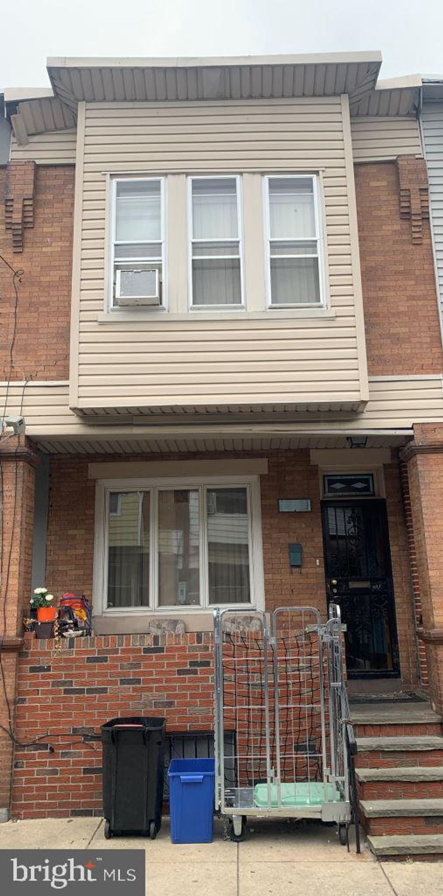 Property being sold for cash only, AS-IS". Seller may or may NOT clean out property prior to
settlement. Buyer responsible for any U & O or resale requirements, if applicable. Seller
requests that Buyer use Seller's Title Company. Motivated Seller. Buyer pays all transfer
tax.