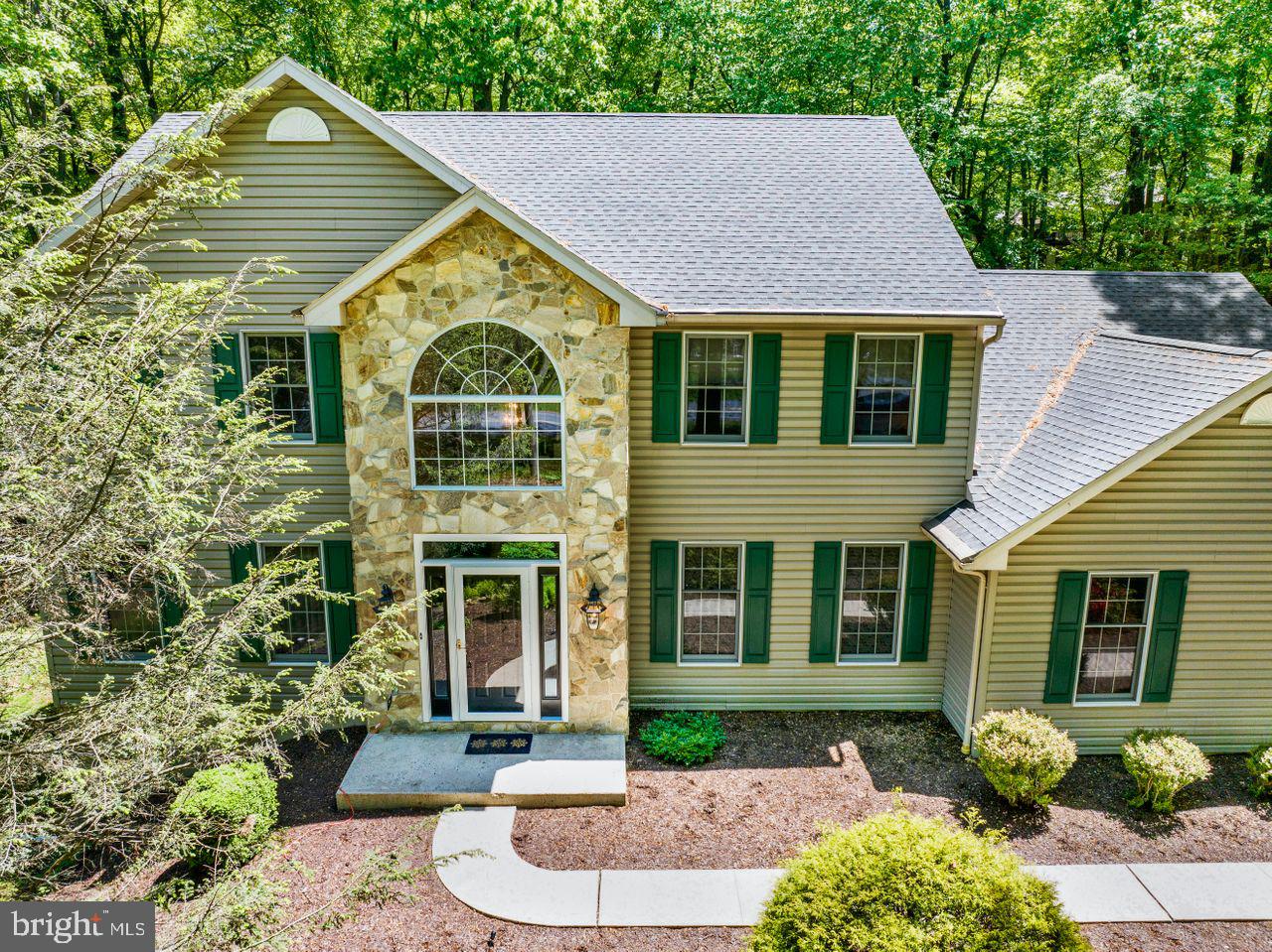 10 VISTA COURT
