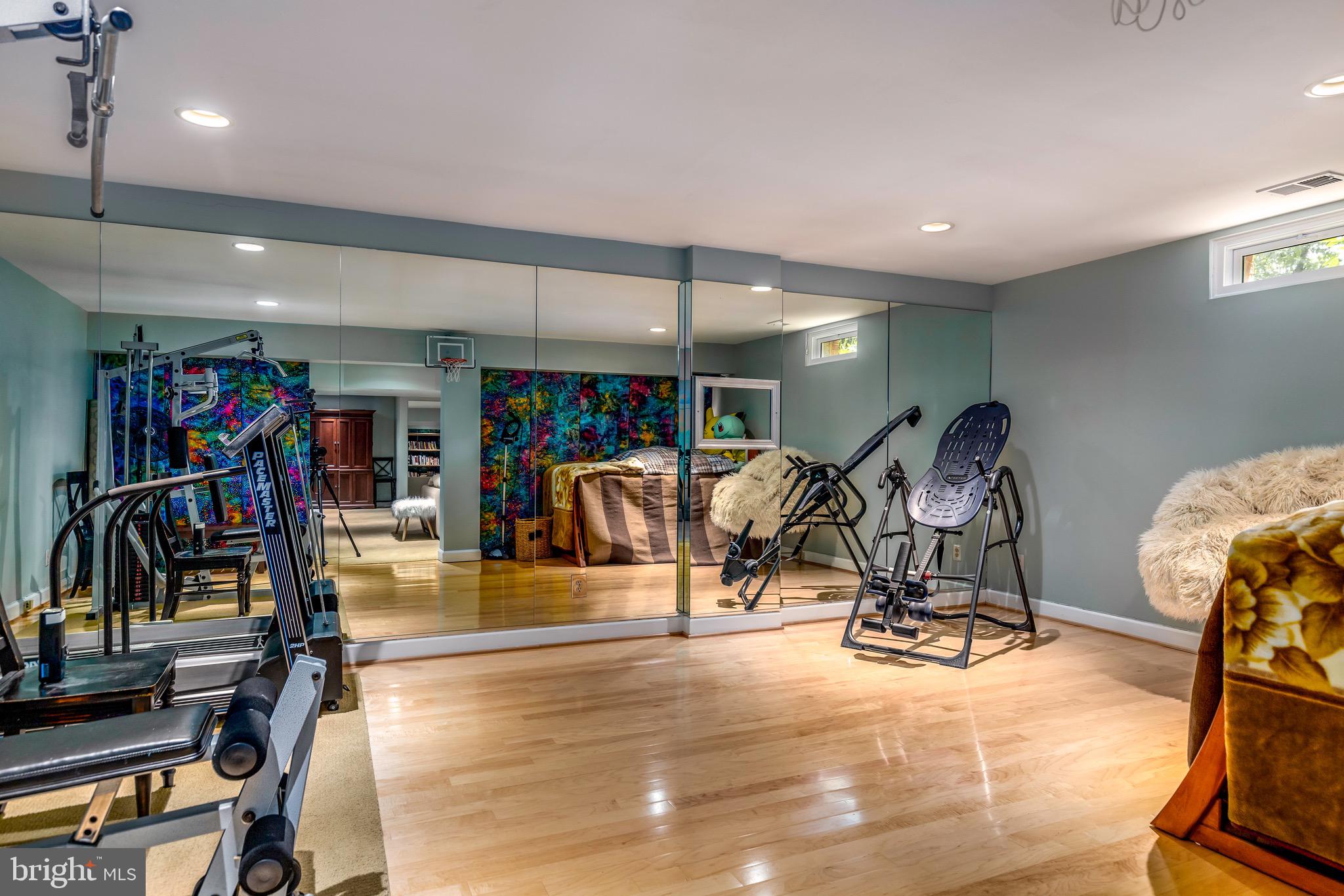 COURTHOUSE OAKS - Residential