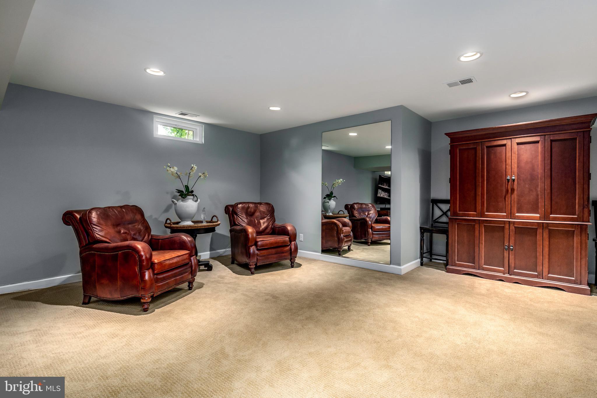 COURTHOUSE OAKS - Residential