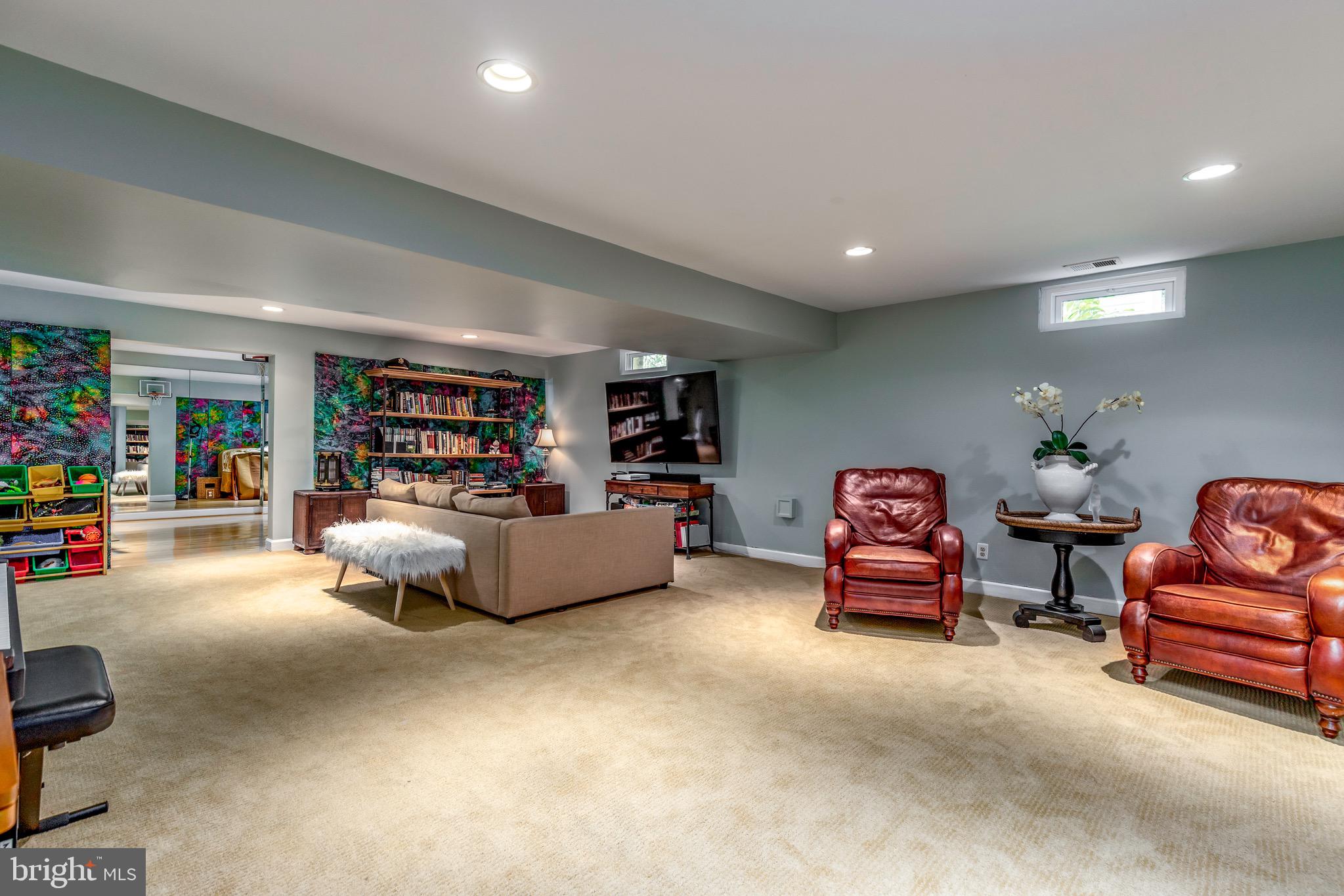 COURTHOUSE OAKS - Residential