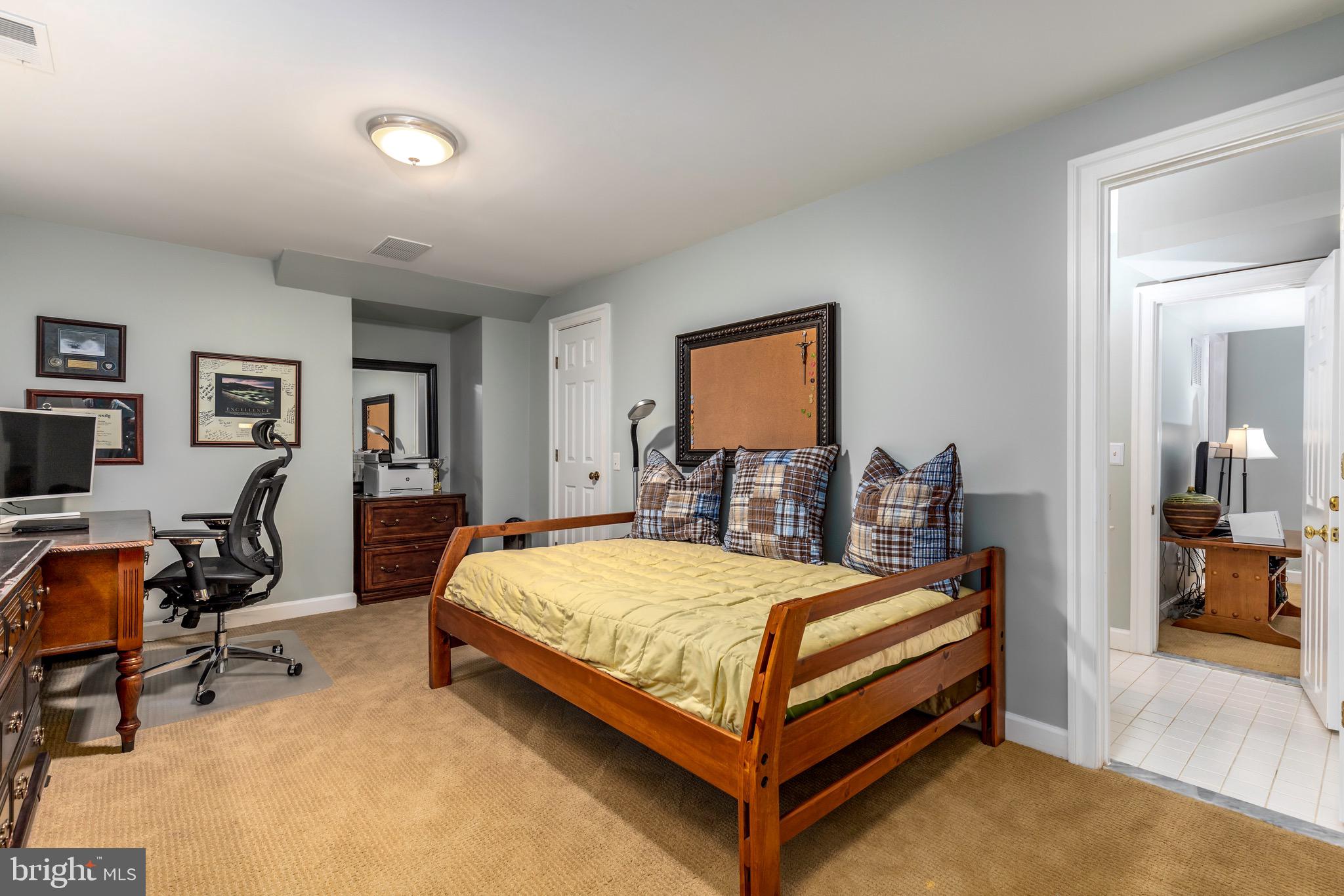 COURTHOUSE OAKS - Residential