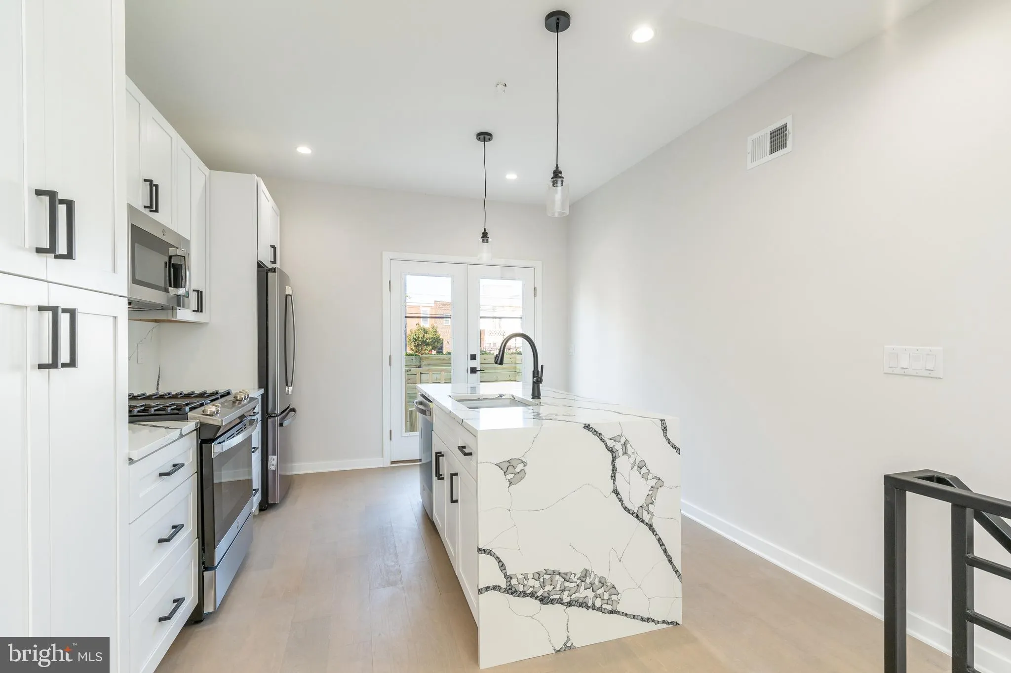 Philadelphia, Pennsylvania 19148, United States, 4 Bedrooms Bedrooms, ,3 BathroomsBathrooms,Residential,Pending,128802