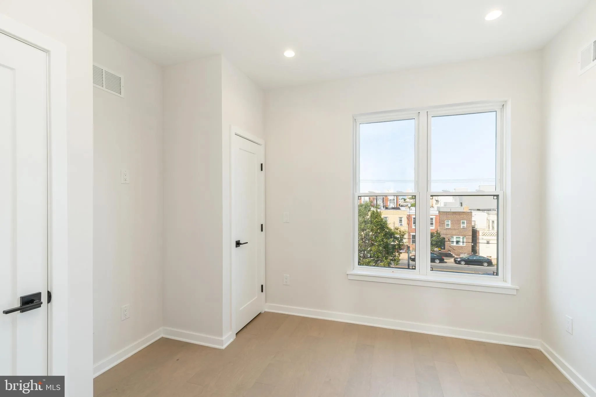 Philadelphia, Pennsylvania 19148, United States, 4 Bedrooms Bedrooms, ,3 BathroomsBathrooms,Residential,Pending,128802