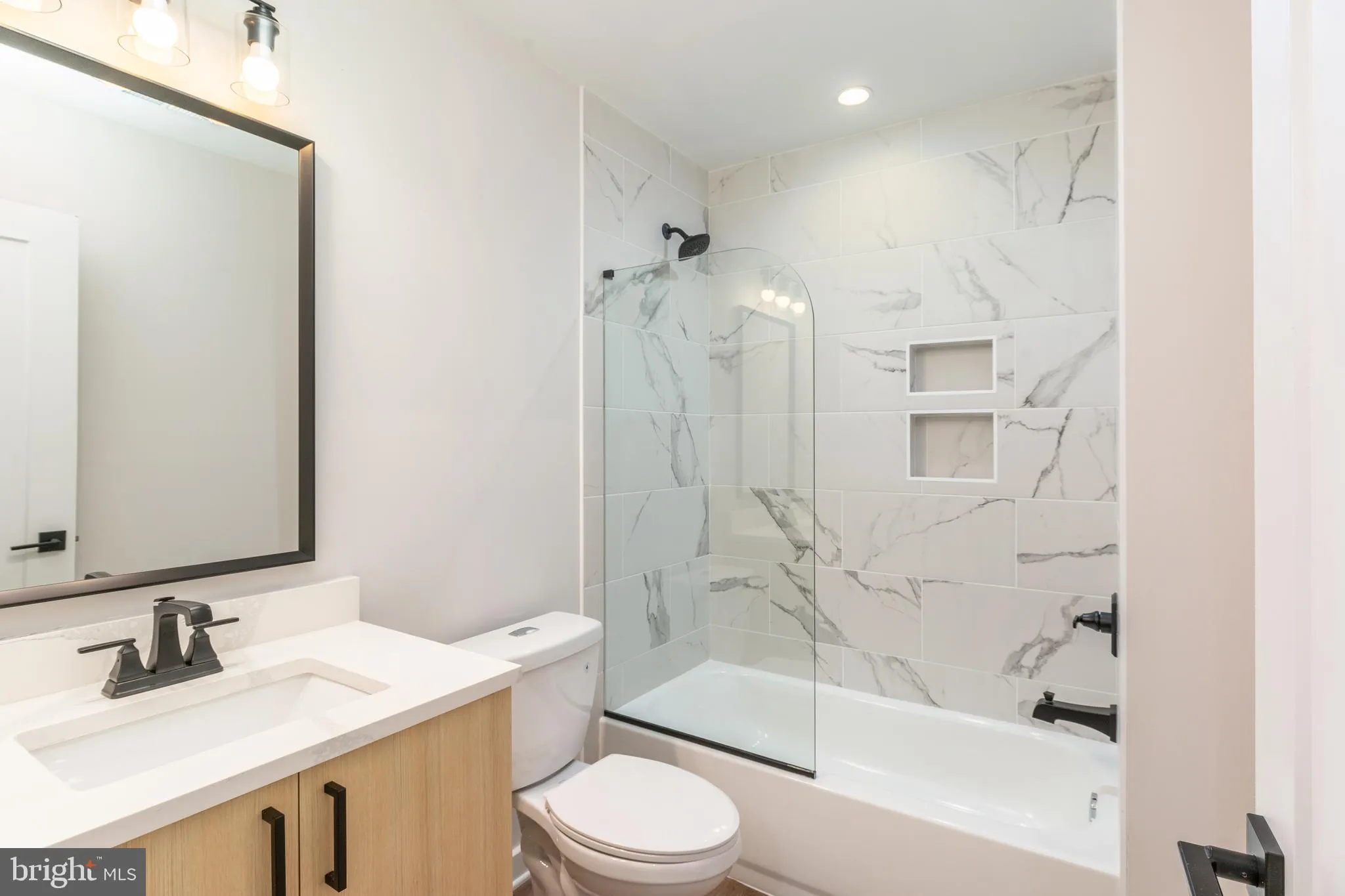 Philadelphia, Pennsylvania 19148, United States, 4 Bedrooms Bedrooms, ,3 BathroomsBathrooms,Residential,Pending,128802