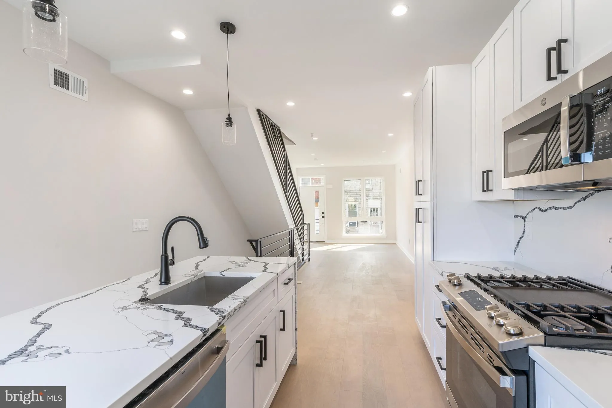 Philadelphia, Pennsylvania 19148, United States, 4 Bedrooms Bedrooms, ,3 BathroomsBathrooms,Residential,Pending,128802