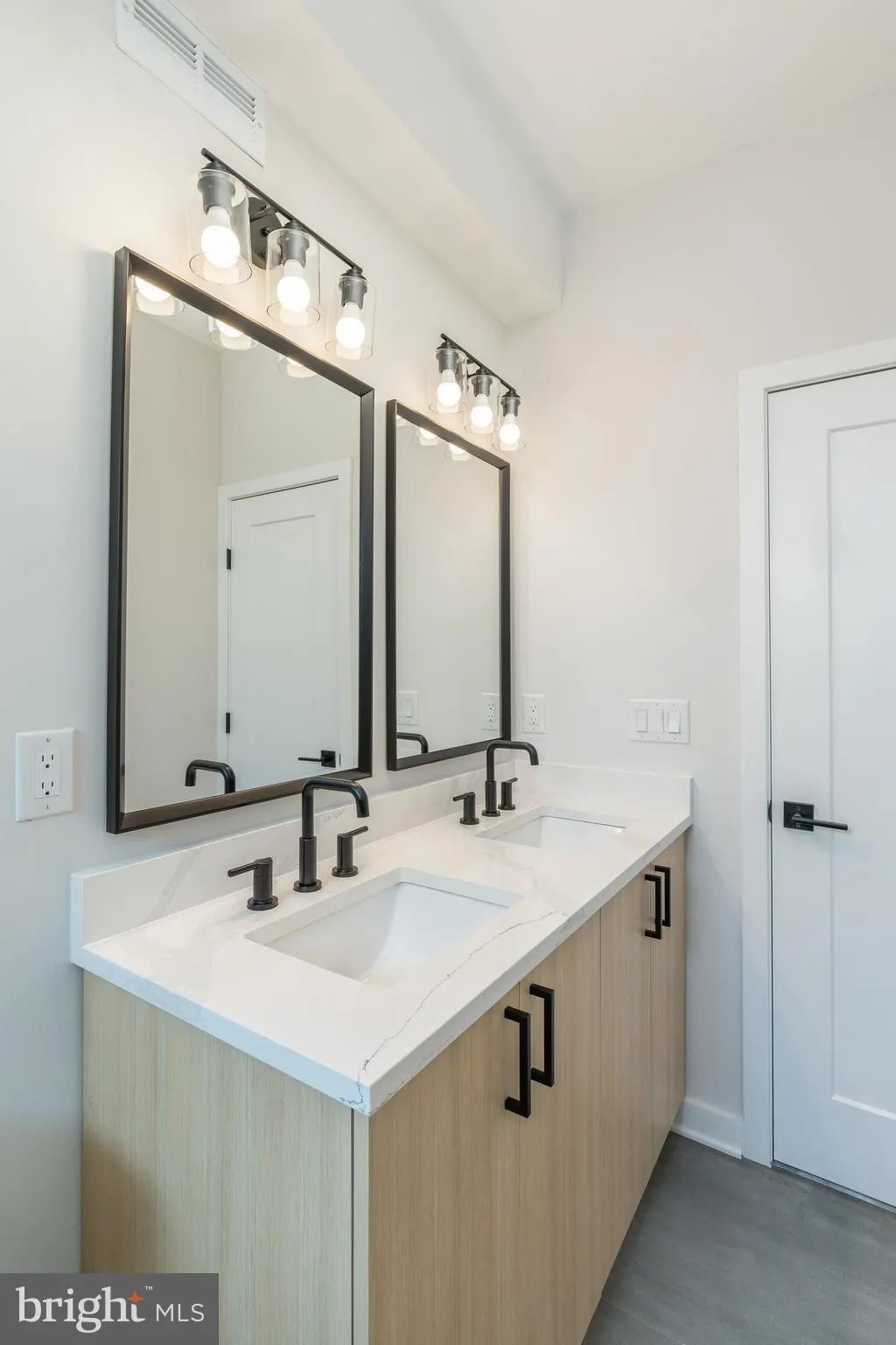 Philadelphia, Pennsylvania 19148, United States, 4 Bedrooms Bedrooms, ,3 BathroomsBathrooms,Residential,Pending,128802