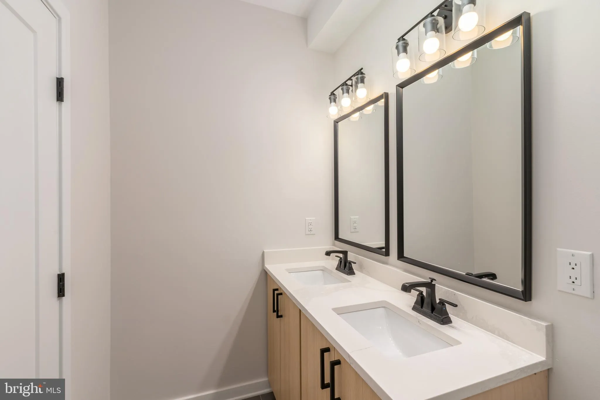 Philadelphia, Pennsylvania 19148, United States, 4 Bedrooms Bedrooms, ,3 BathroomsBathrooms,Residential,Pending,128802