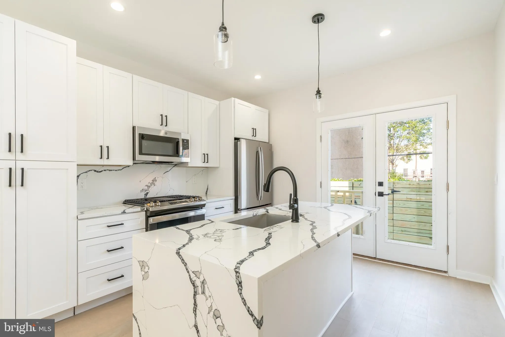 Philadelphia, Pennsylvania 19148, United States, 4 Bedrooms Bedrooms, ,3 BathroomsBathrooms,Residential,Pending,128802