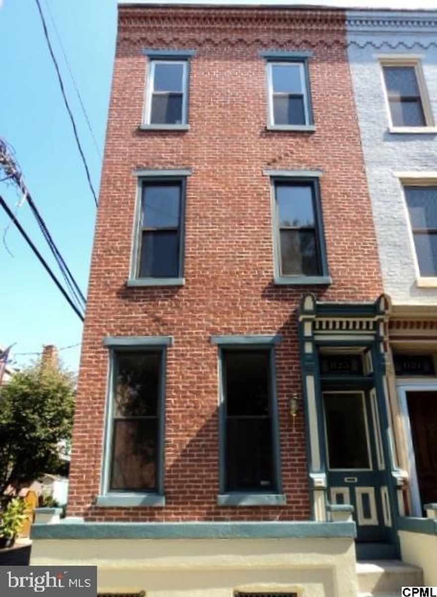 Brick end-of-row home on delightful block of popular Green Street in Historic Midtown. Recently painted & carpeted top to bottom. Spacious and open living/dining area with refinished wood floors. Fully equipped remodeled kitchen with marble tile floor and newer appliances. Luxurious bath with whirlpool. 2nd floor laundry room. Efficient gas heat, central air. All this plus a garage! Two blocks to riverfront park & Broad Street market. Not in flood plain.