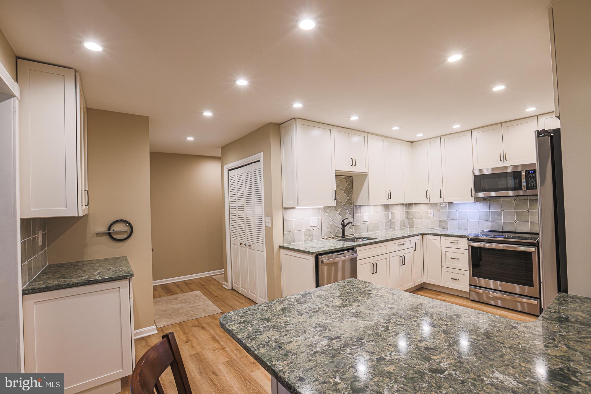 LAKE SHORE - Residential