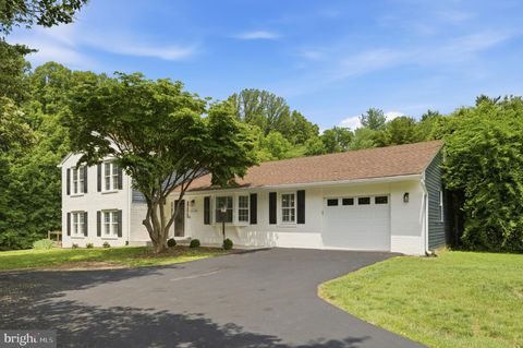 Photo of 12140 Folkstone Drive, HERNDON, VA 20171 (MLS # VAFX2320532)