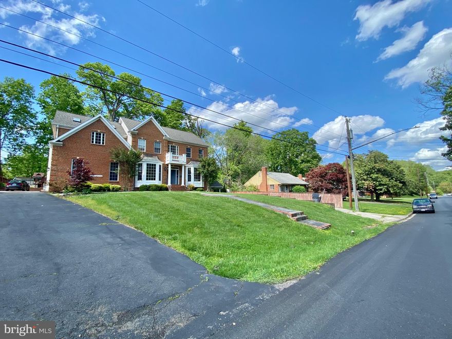 ****ONLY BASEMENT FOR RENT***** Bright 3 Bedrooms and 2 full baths with full separated kitchen, washer/ dryer, private parking and entrance.  Convenient to 495, RT236, INOVA FAIRFAX hospital and minutes to Tyson's Corner.  Extra $300 for Utilities