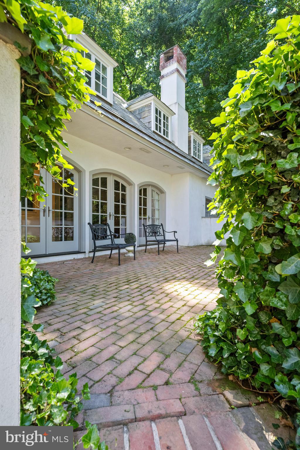 599 LONGCHAMPS DRIVE