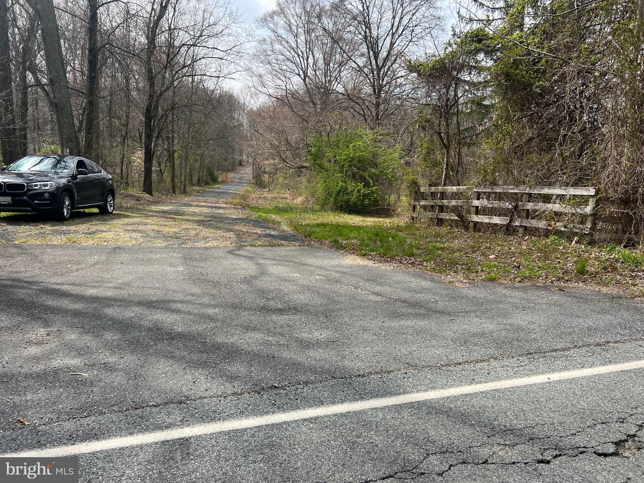 MULLINS COURT - Land