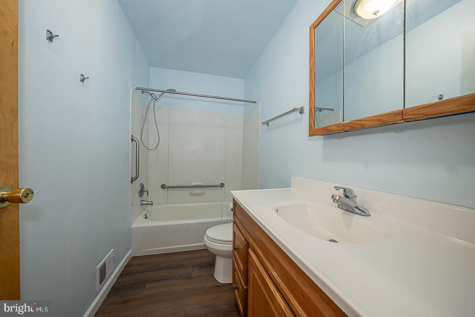 EAST FALLS - Residential Lease