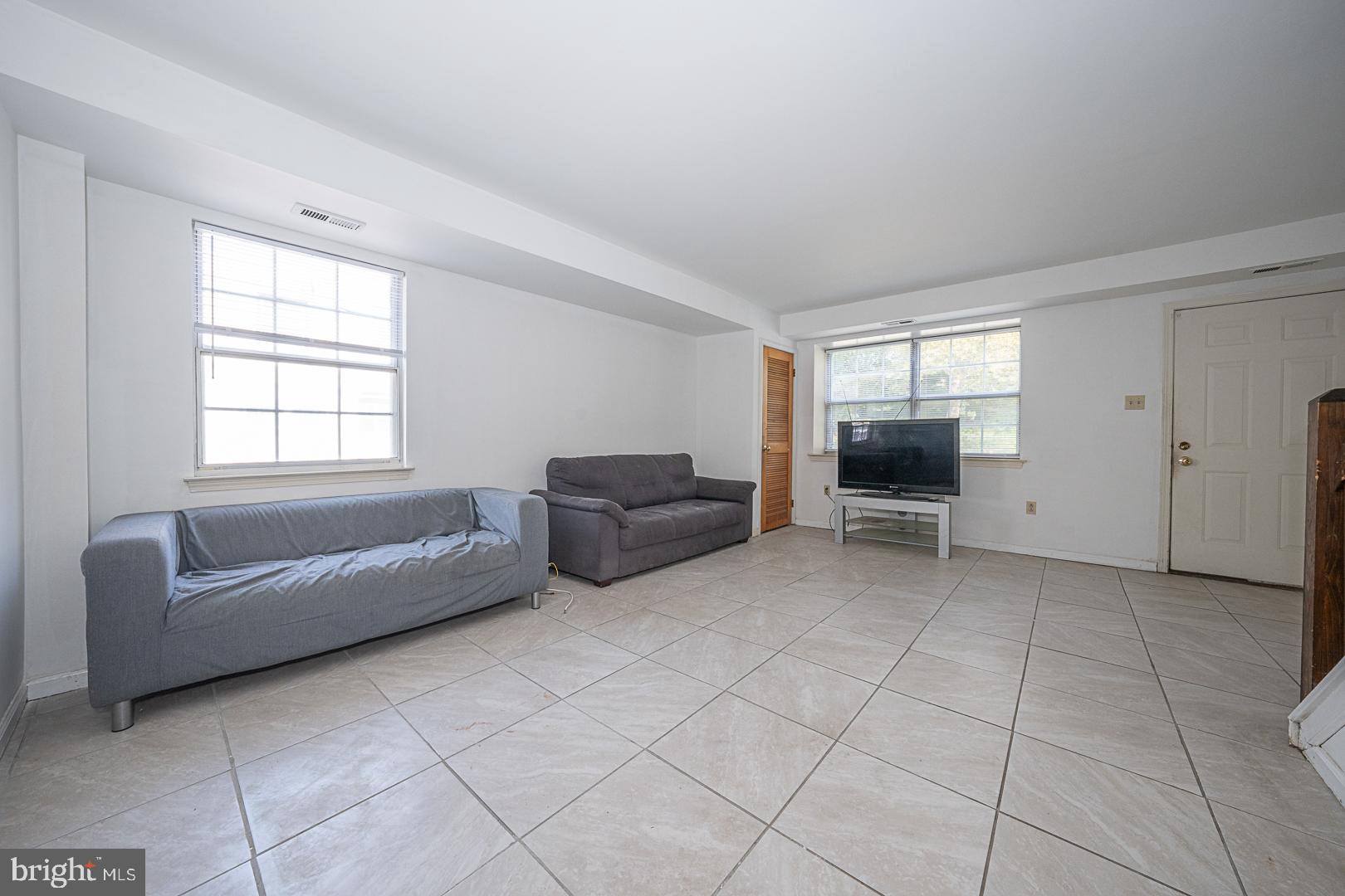 EAST FALLS - Residential Lease