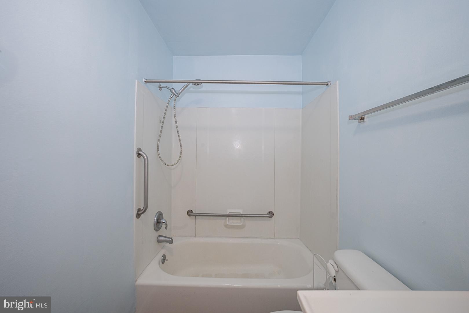 EAST FALLS - Residential Lease