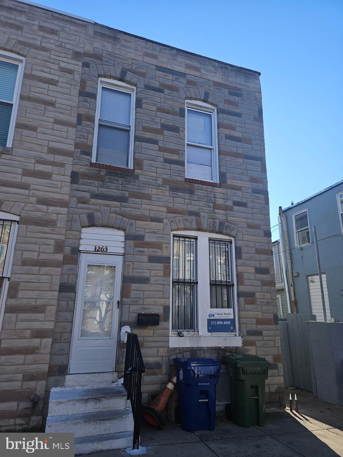 Welcome to Pig Town - one of Baltimore's original historic districts. Property is sold as is. Convenient for public and private transportation and just 5 min drive from the stadiums, casino, Inner Harbor and other entertainment venues. Property has tons of potential. Please text or call LA for combo code