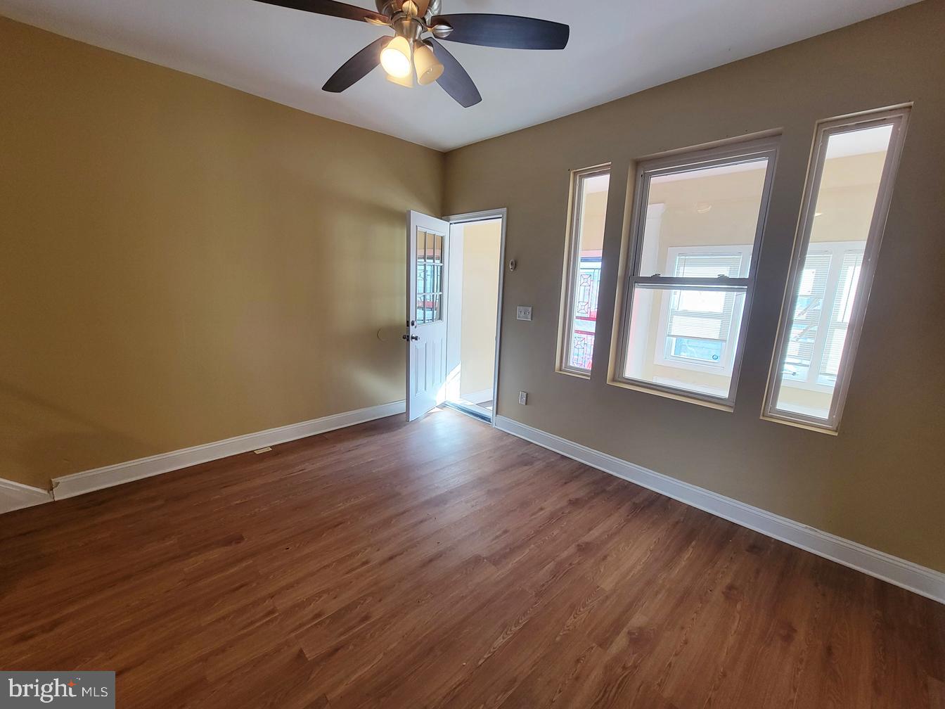 923 E SCHILLER STREET