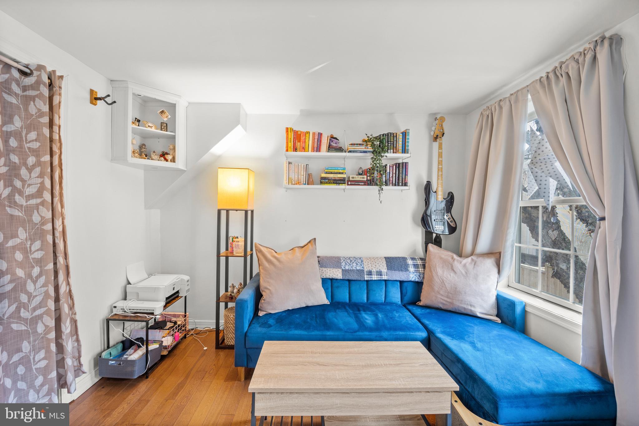 QUEEN VILLAGE - Residential