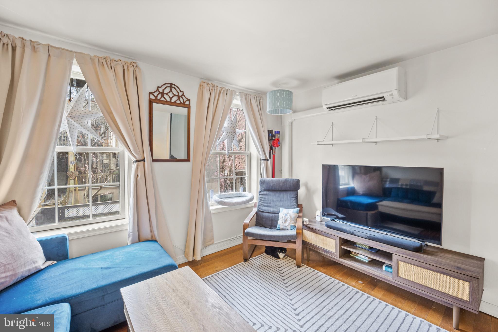 QUEEN VILLAGE - Residential