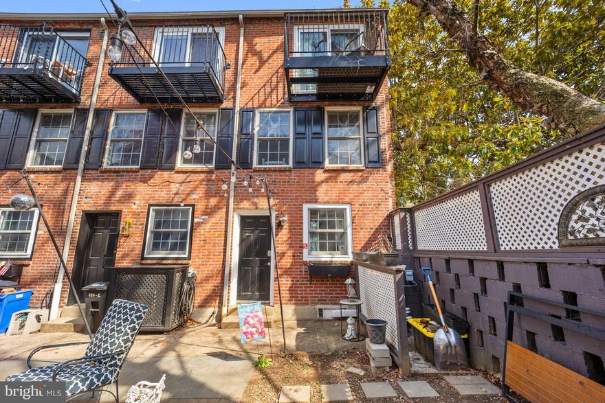 This 1 bed, 1 bath end-unit trinity offers a smart alternative to renting without giving up lifestyle or location. Tucked inside a gated community, it’s a great fit for first-time buyers, downsizers, or those relocating from DC or NYC looking for walkability and ownership.
Inside, the layout is efficient and functional, with exposed brick, hardwood floors, and solid natural light. Mitsubishi mini-split systems provide heating and cooling, and the home includes a new water heater and dryer. The upper level features the bedroom and full bath, while the private balcony gives you just enough outdoor space to unwind. A basement adds valuable storage and in-home laundry, with washer, dryer, and refrigerator all included.
Step outside and you’re in the middle of it all—just blocks from Three Graces Coffee Company, Shot Tower, Capri, New Wave Cafe, Three Queens Yoga, plus parks, coffee shops, and neighborhood favorites throughout Queen Village. You’re also close to running and biking trails along the Delaware River.
Commuting is straightforward with quick access to I-95, I-676, Columbus Blvd, the Walt Whitman Bridge, and nearby public transportation.
If you’ve been looking for something affordable, well-located, and easy to live in—this checks the boxes.