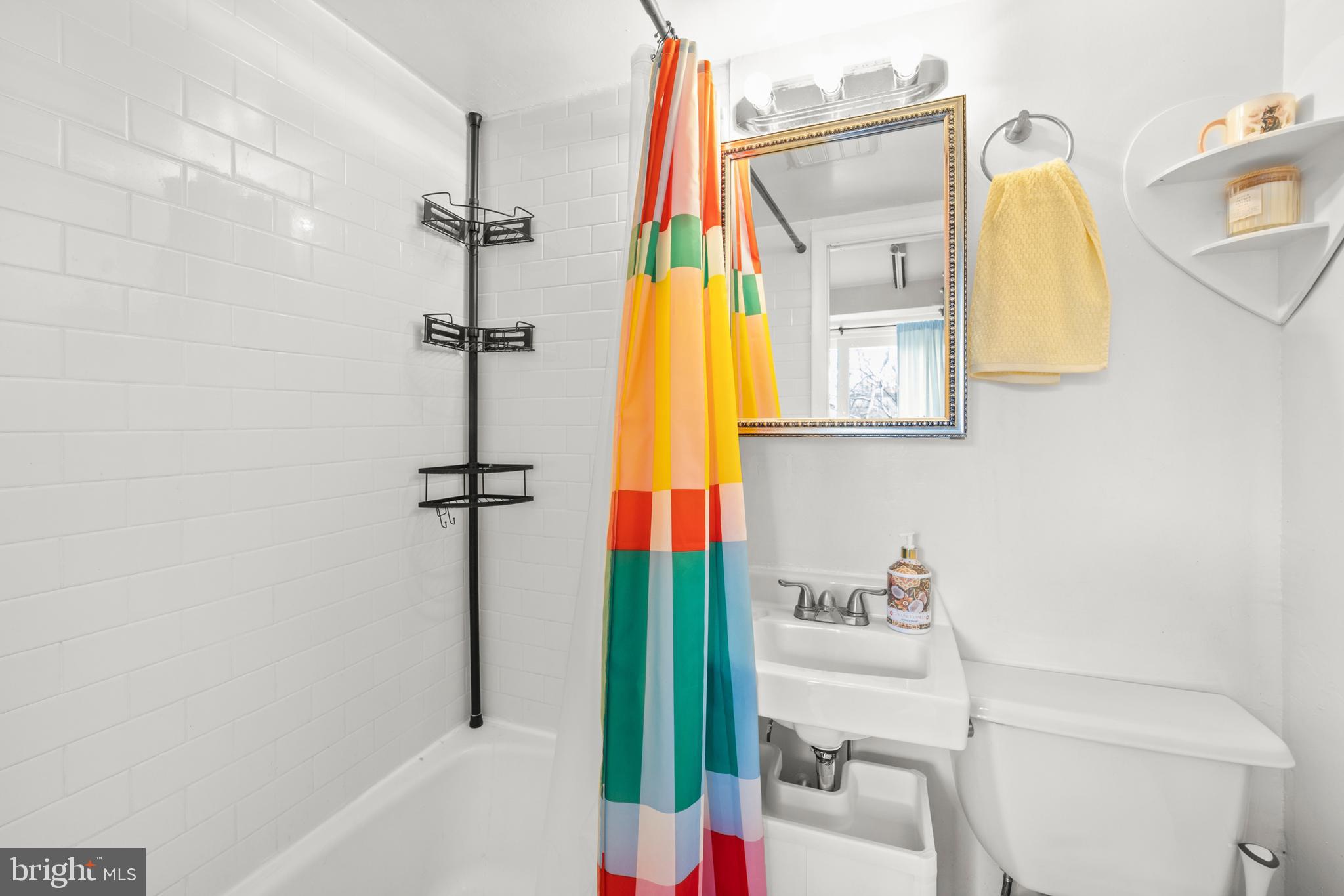 QUEEN VILLAGE - Residential