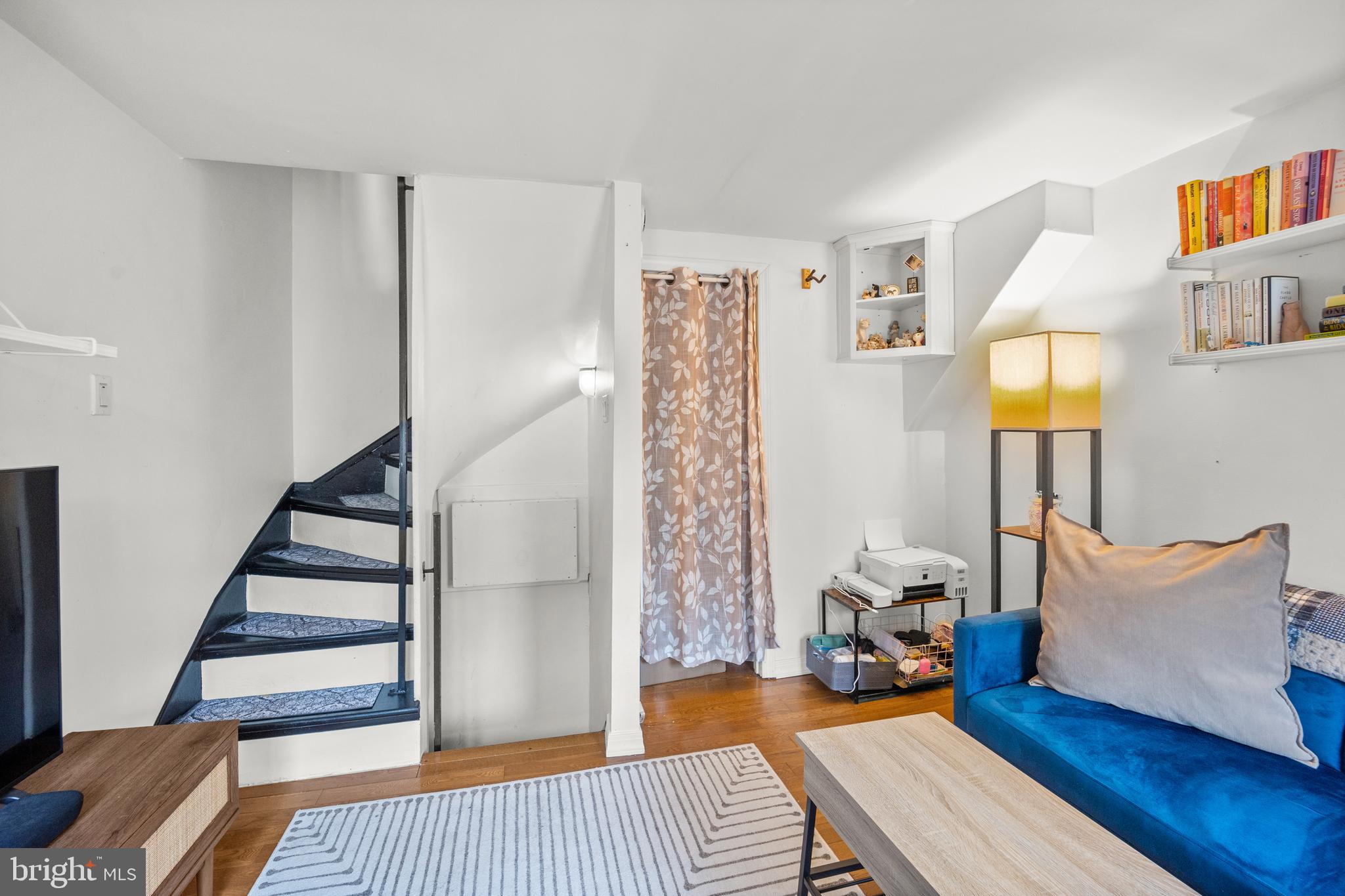 QUEEN VILLAGE - Residential