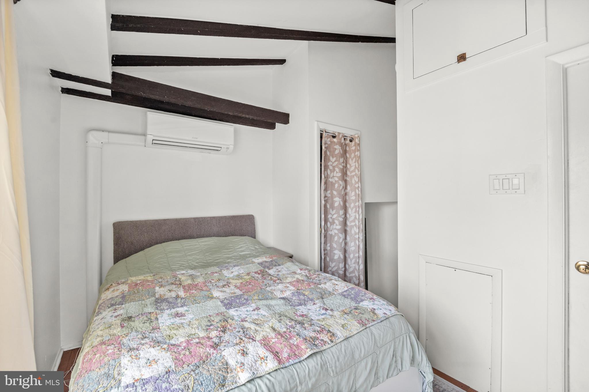 QUEEN VILLAGE - Residential