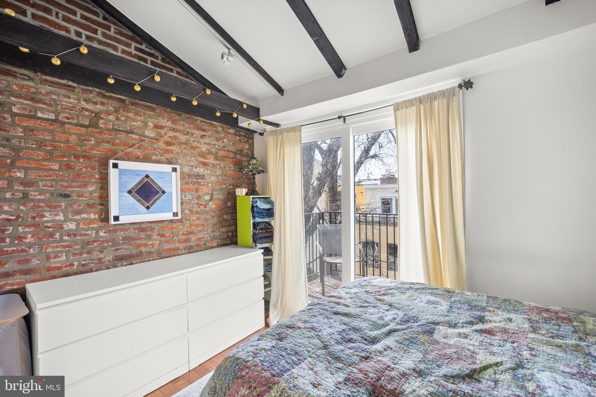 QUEEN VILLAGE - Residential