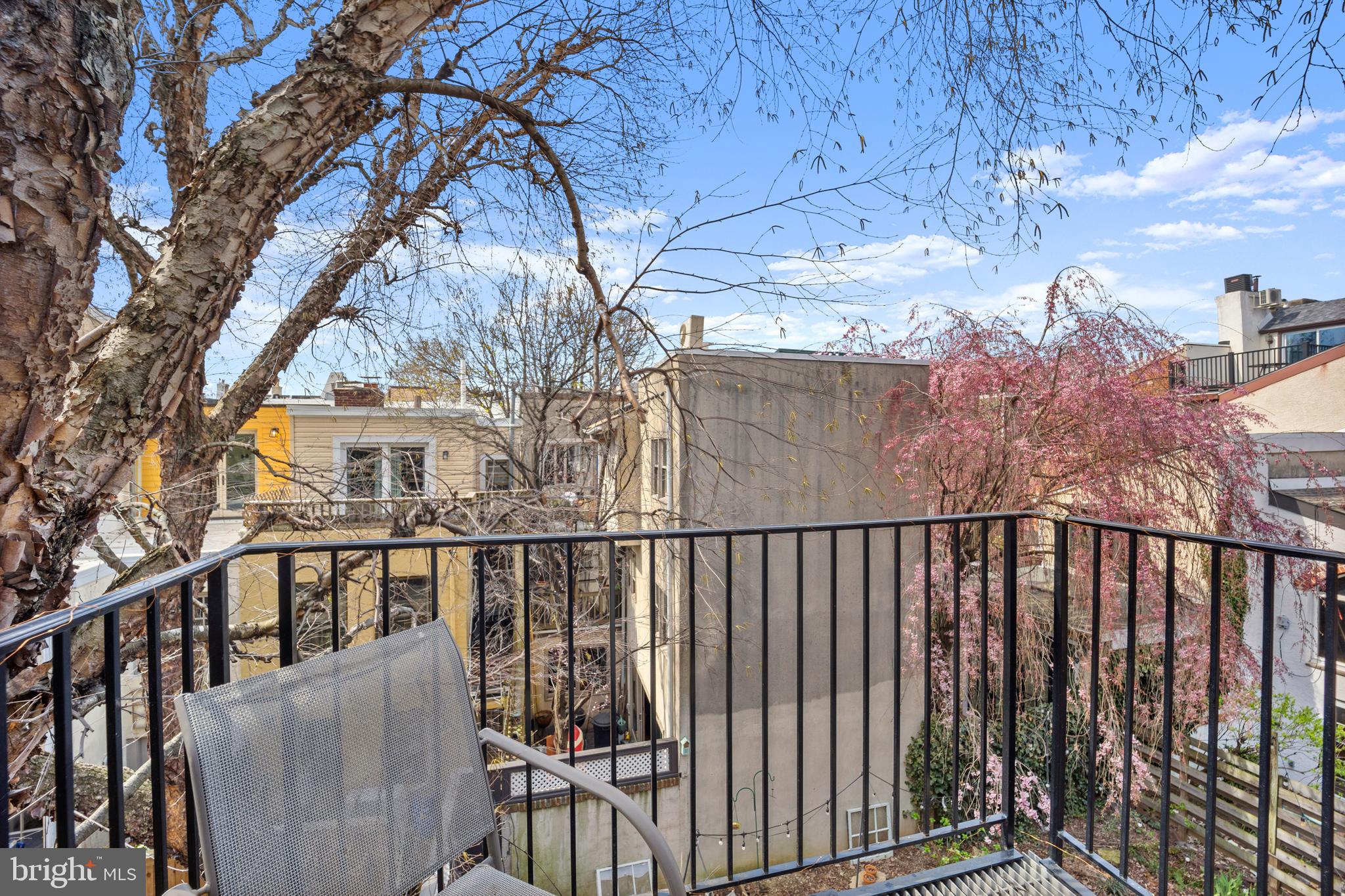 QUEEN VILLAGE - Residential