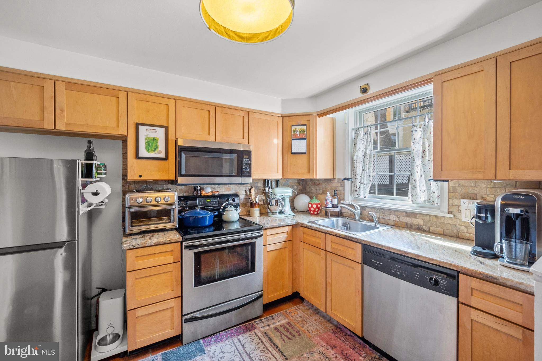 QUEEN VILLAGE - Residential