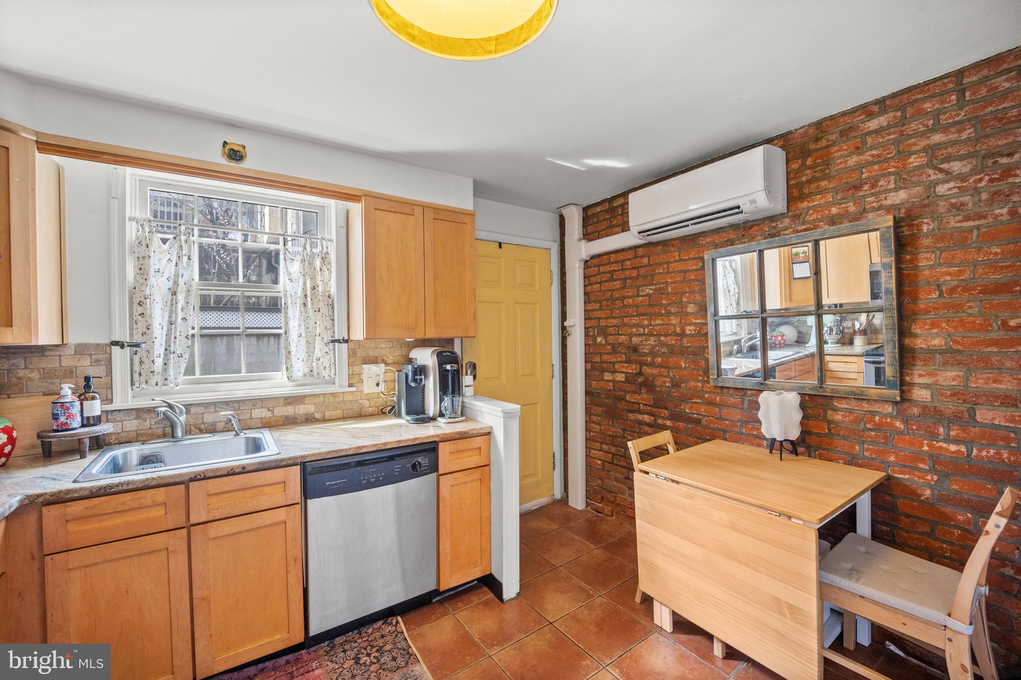 QUEEN VILLAGE - Residential