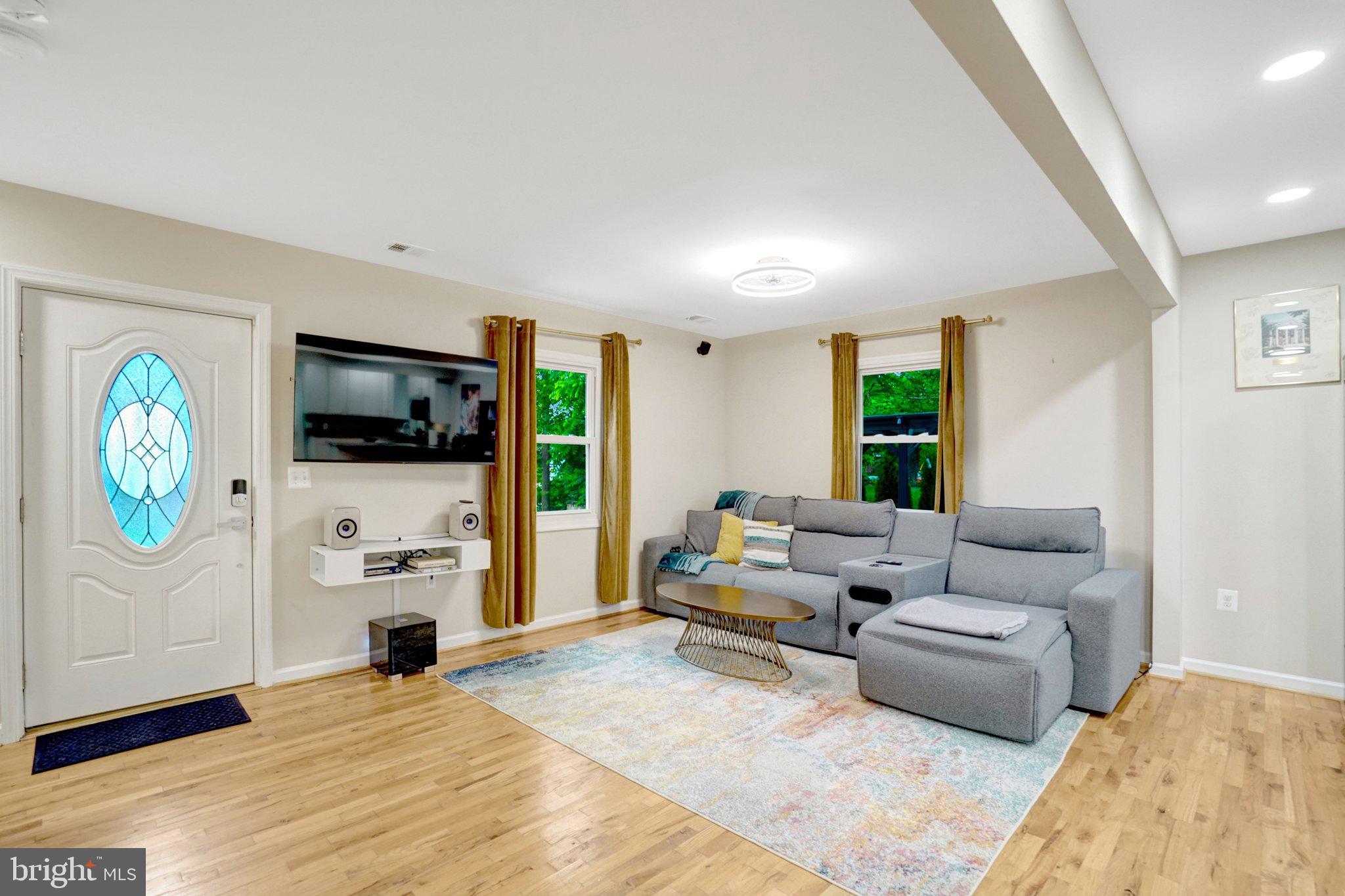 2512 JAMAICA DRIVE