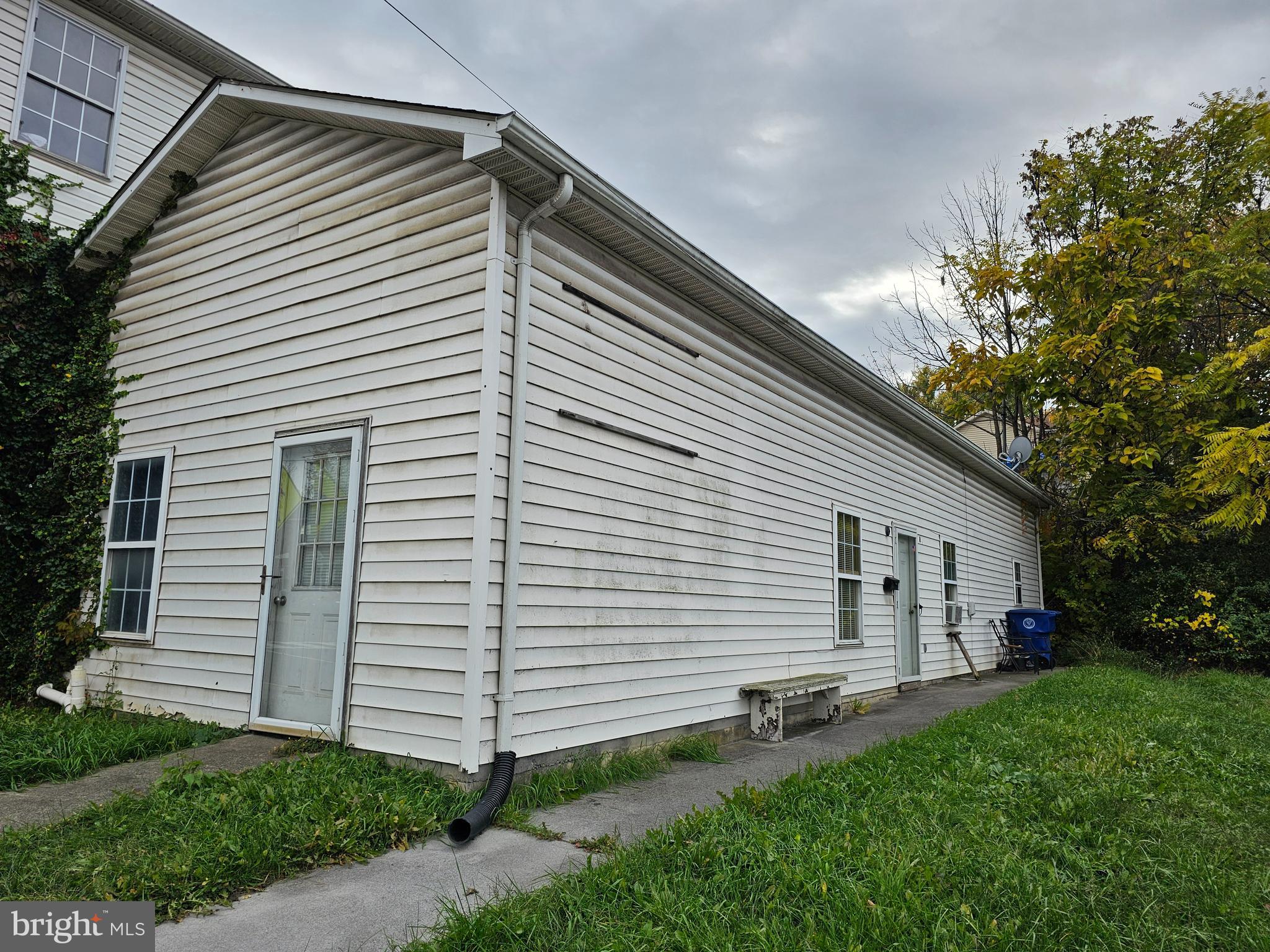 1202 N ROYAL AVENUE