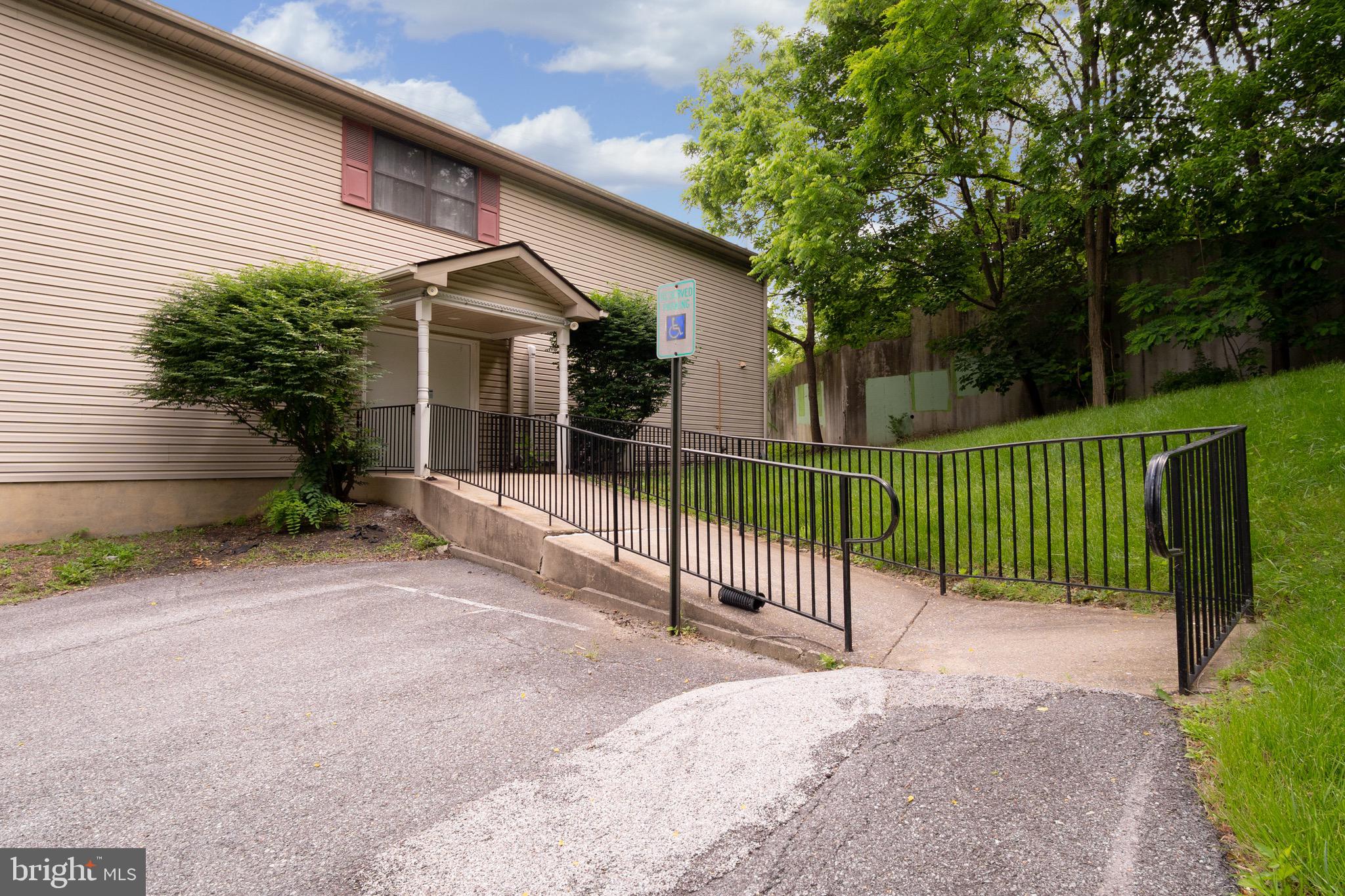 104 W RIDGEVILLE BOULEVARD