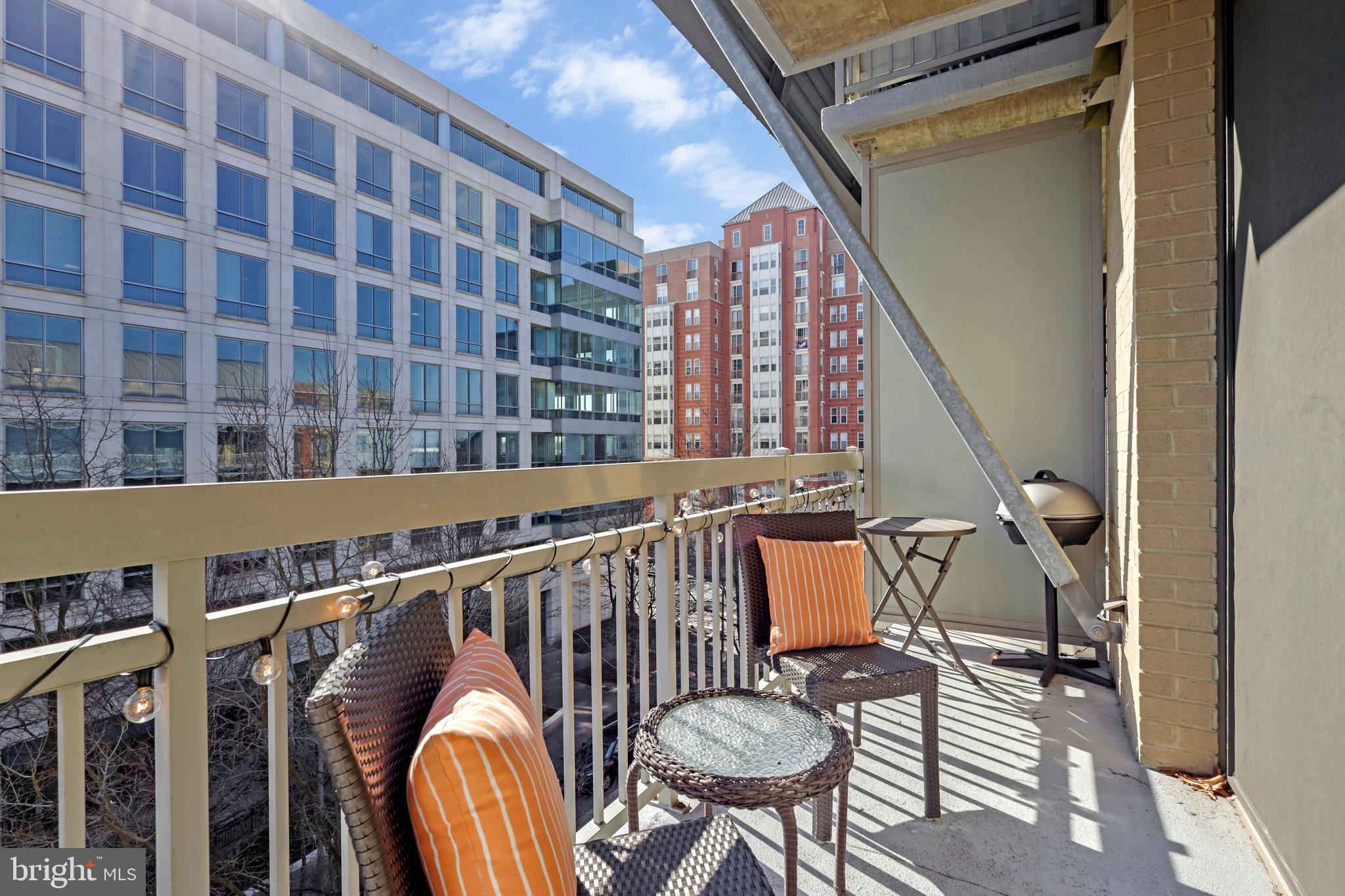 LYON VILLAGE - Residential