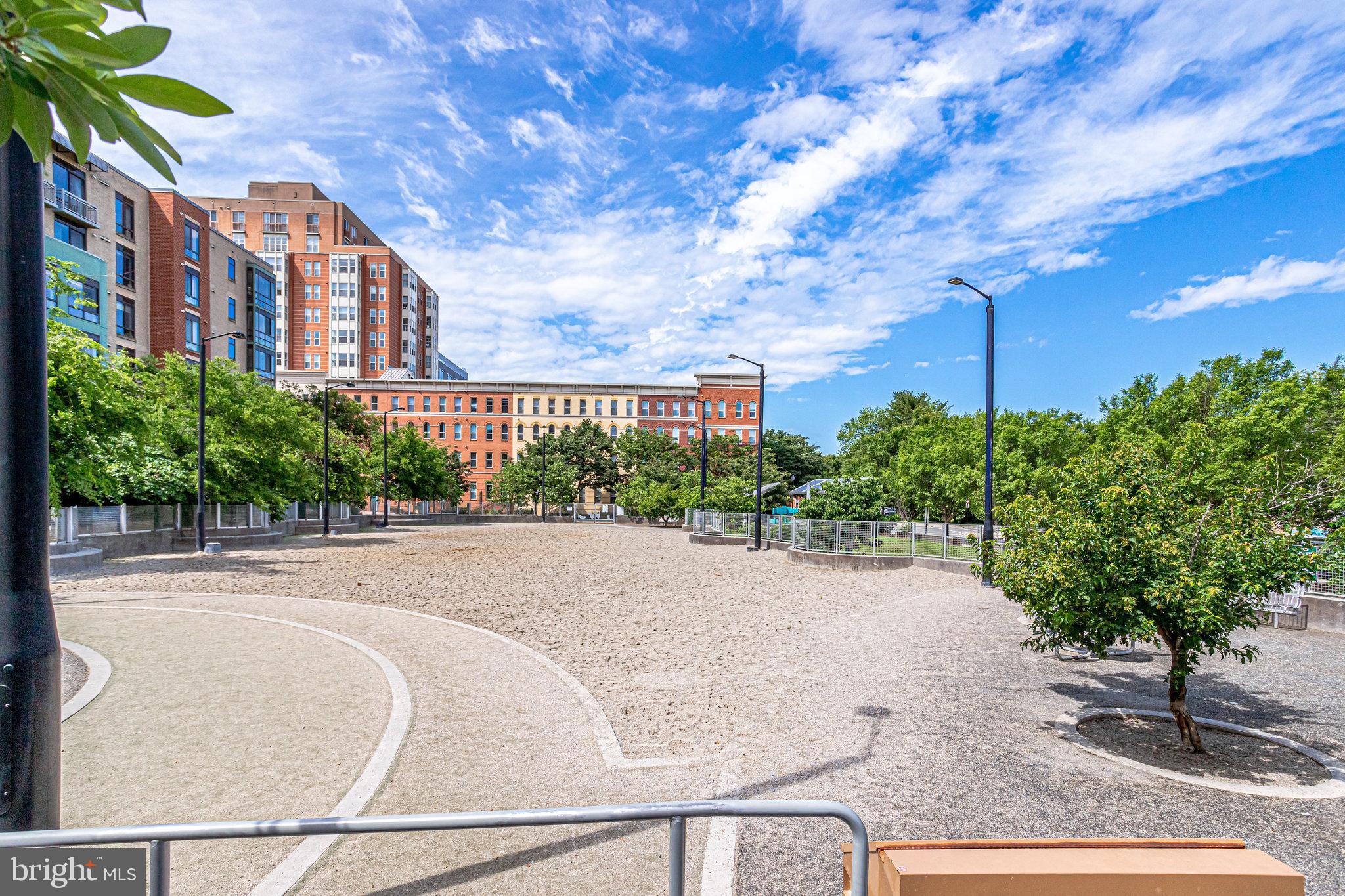 LYON VILLAGE - Residential